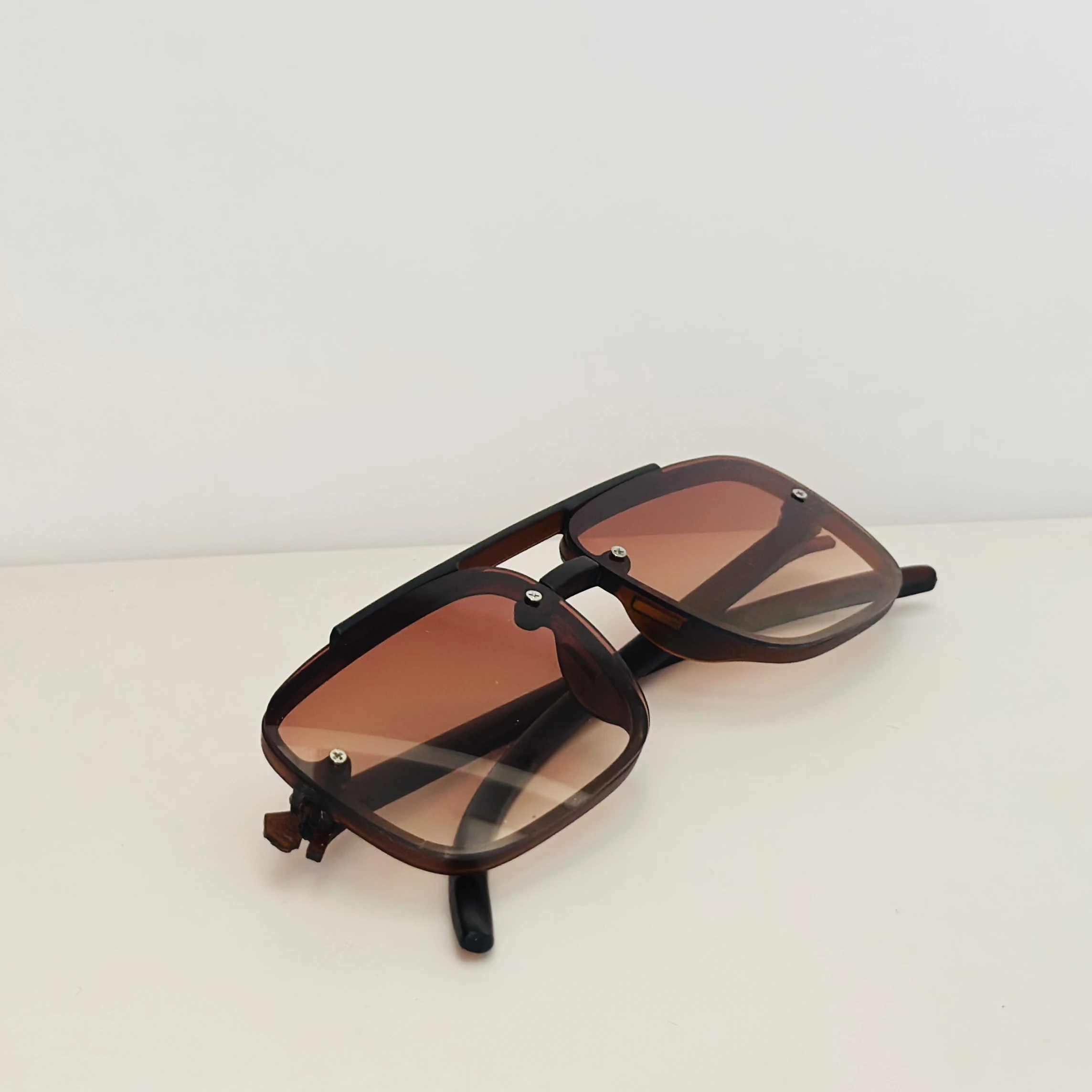 Brown oversized flat-top sunglasses.