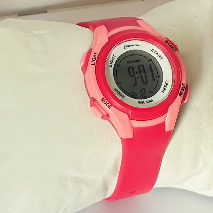 Mingrui analog watch with an asymmetric, "melted" dial and black silicone strap.