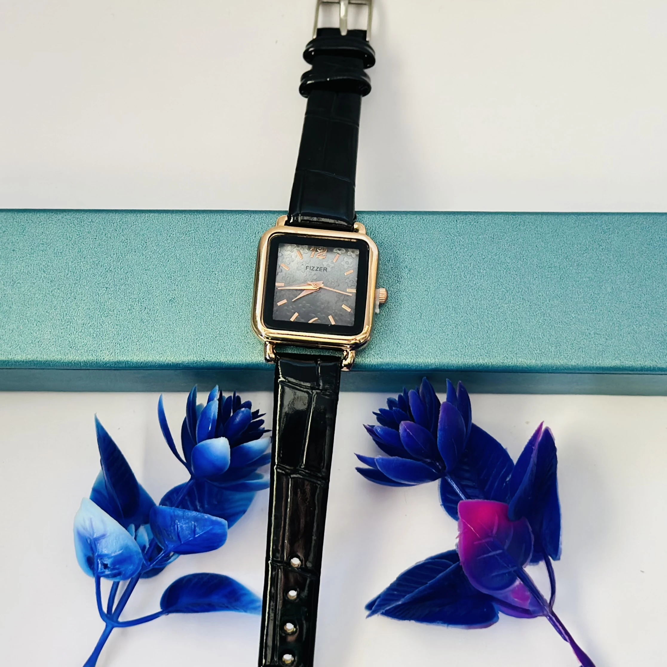Analog quartz watch for women