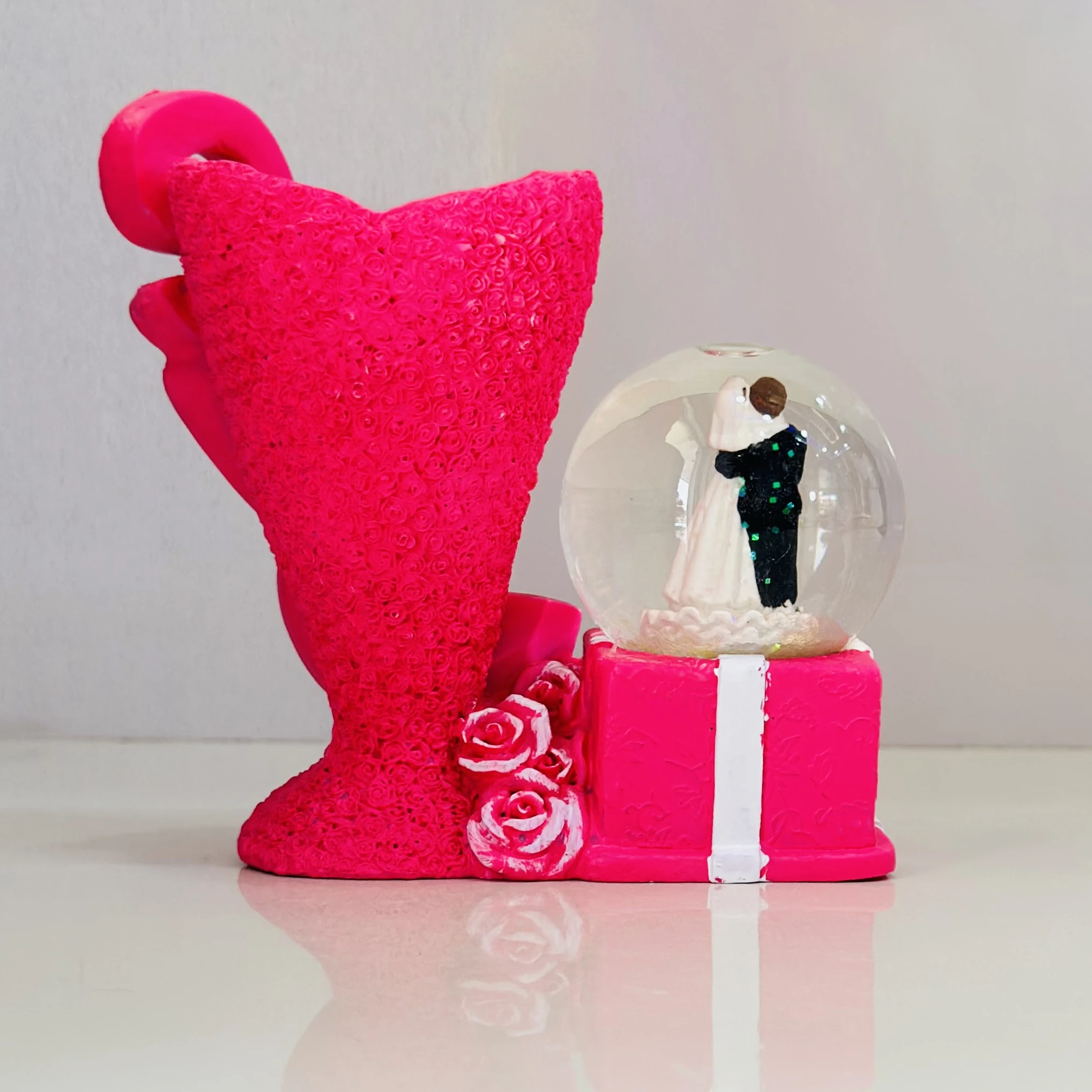 Pink "Love Couple" figurine showpiece.(SKU-Q8SR3Z))