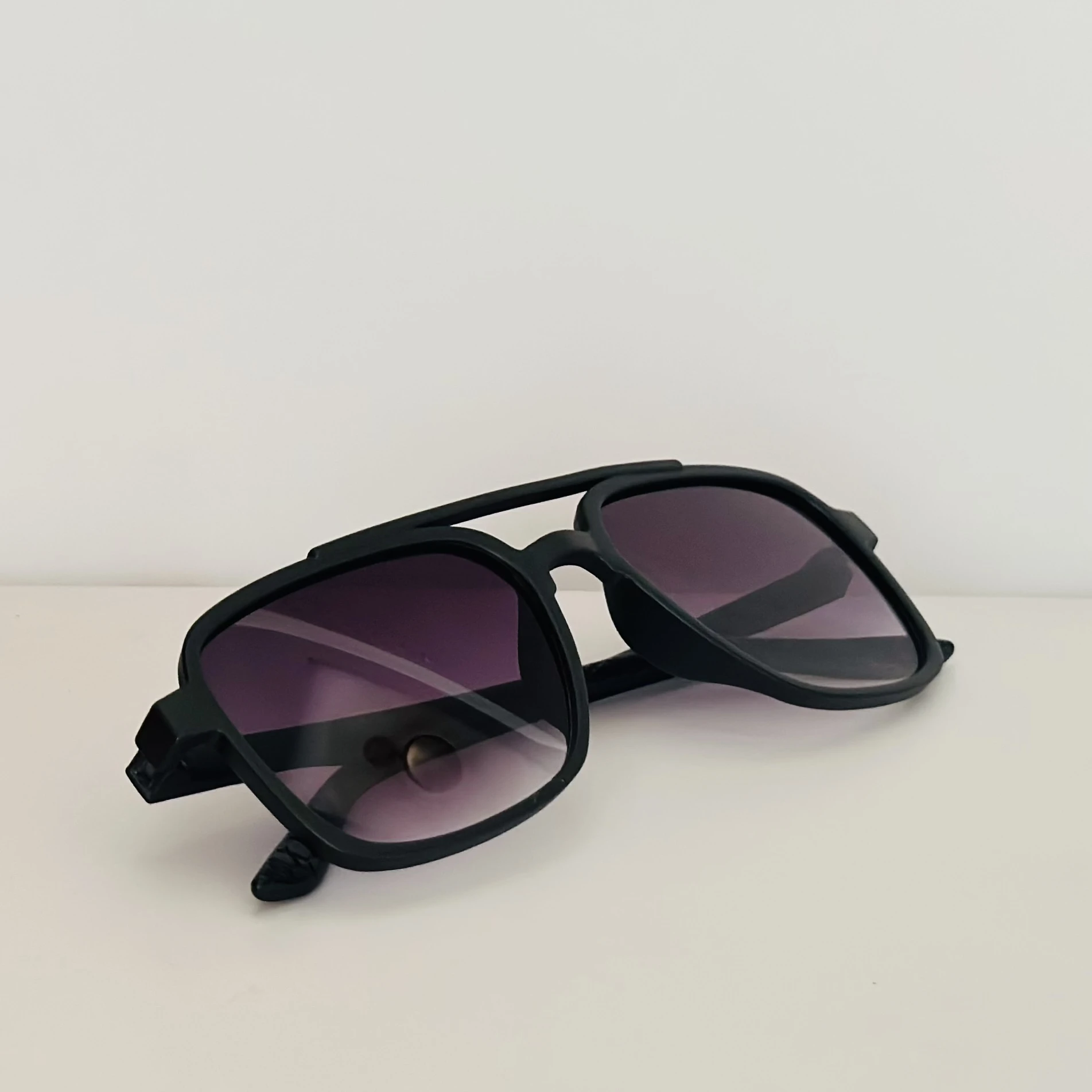 Black retro square sunglasses with gradient purple lenses.