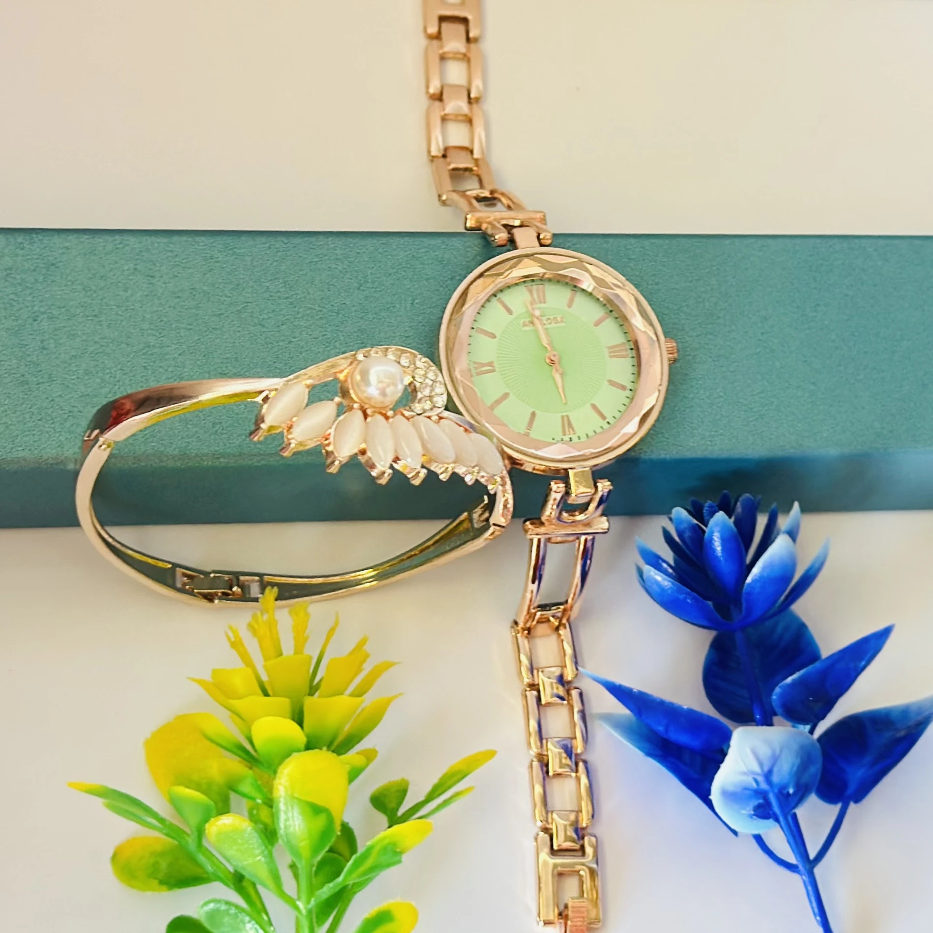 Analog women's analog watch with a rose gold-tone metal bracelet