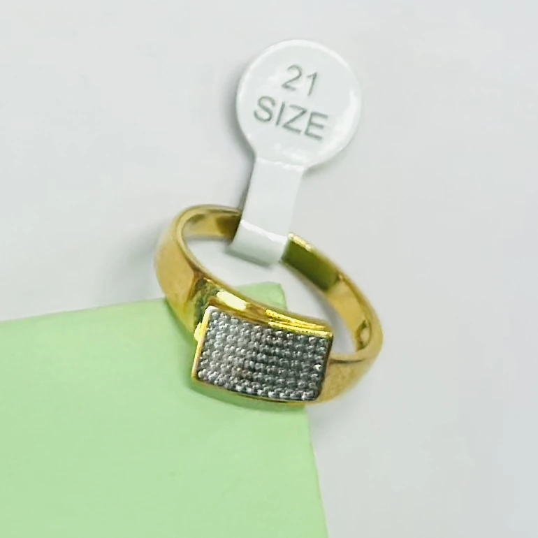 Yellow gold ring with round and baguette natural diamonds.