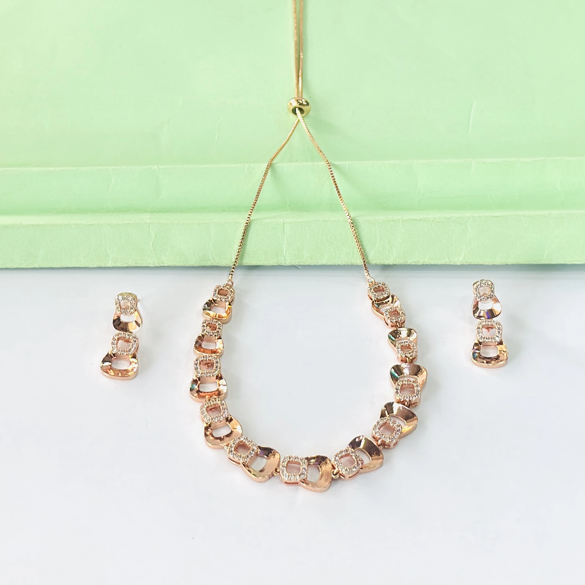 jewellery set consisting of a necklace and a pair of earrings.