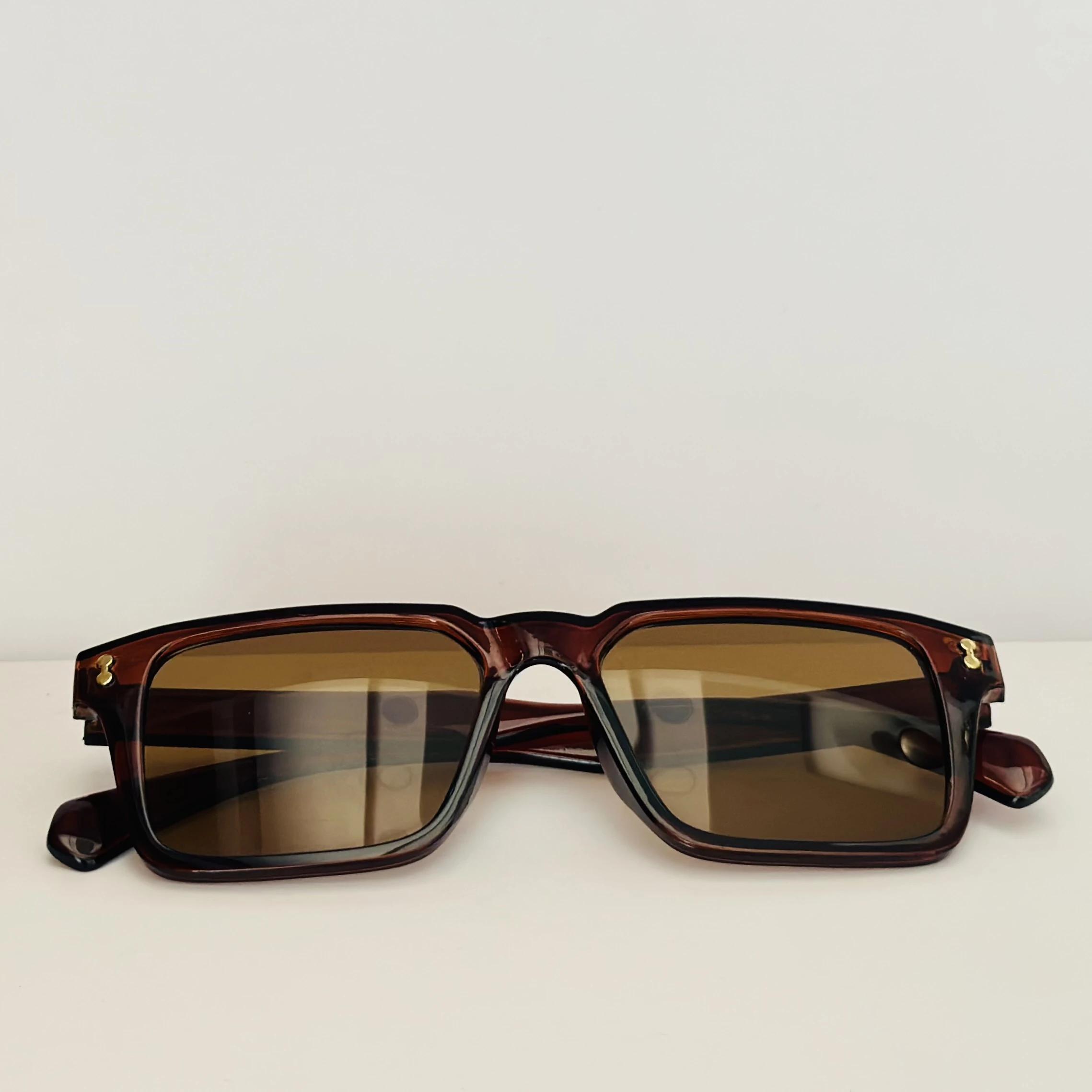 Brown oversized flat-top sunglasses.