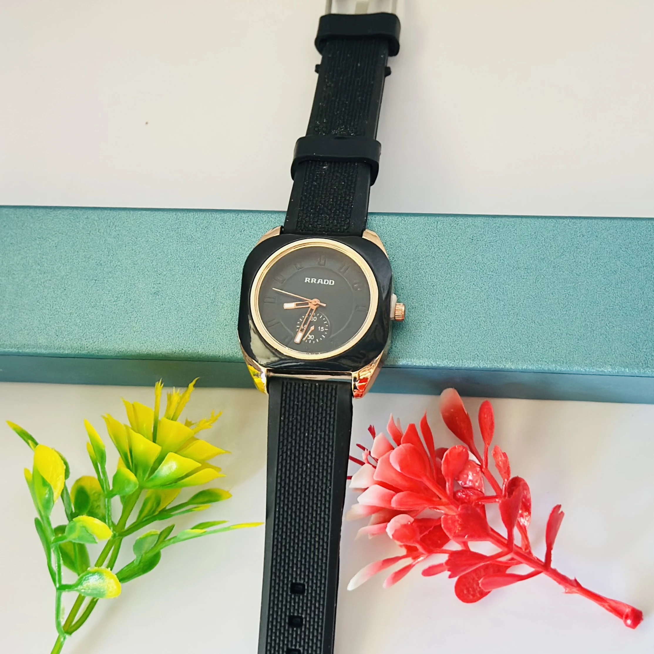 fashionable women's quartz watch
