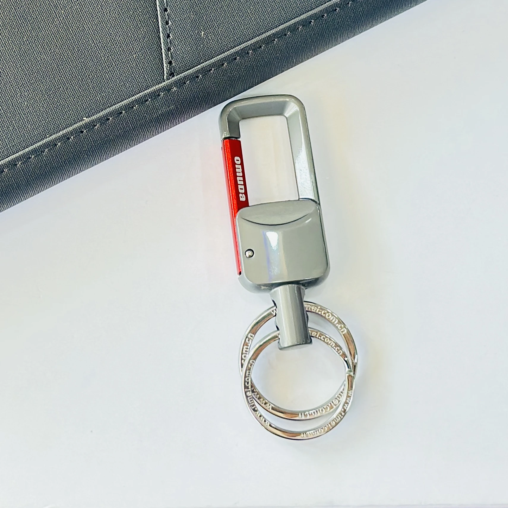 Omuda stylish hook locking metal carabiner double ring keychain