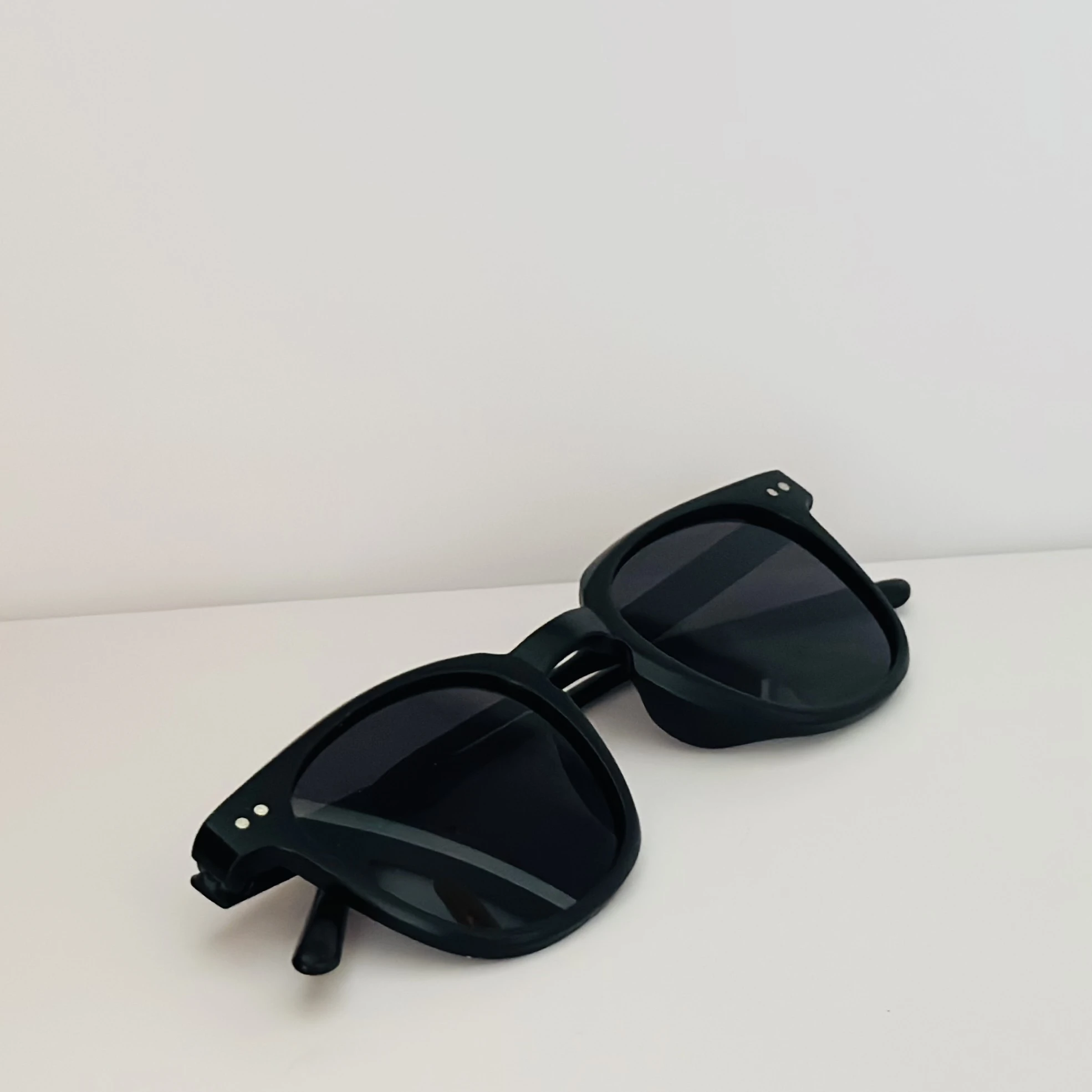 Muse Sharla sunglasses in a shiny black color.