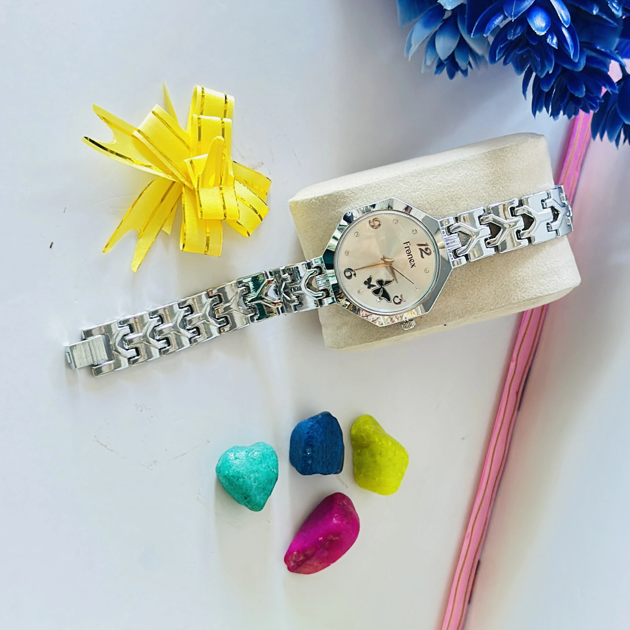 Fronex branded women's analog wristwatch