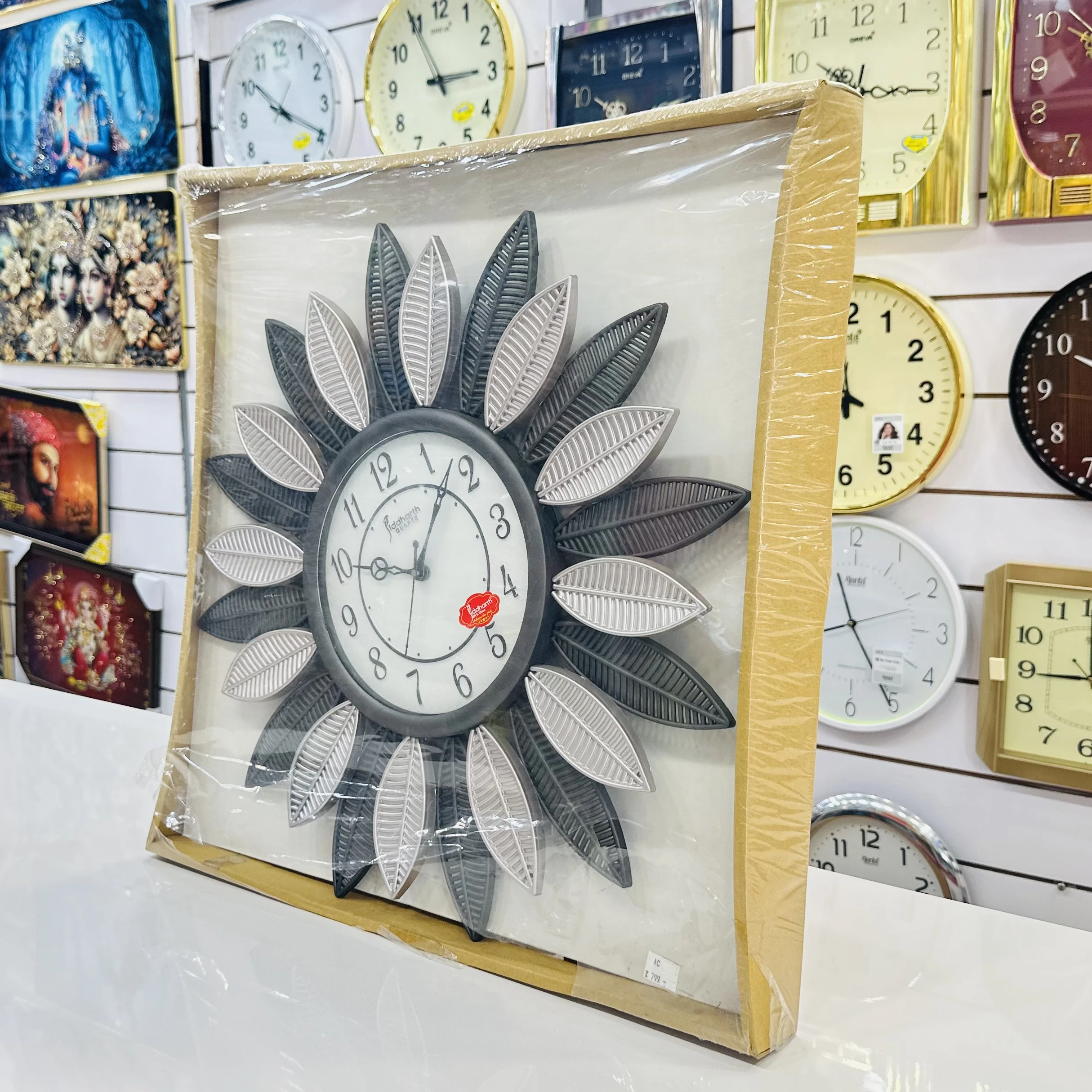 Siddharth Quartz floral acrylic wall clock. (SKU-FYOT3P)