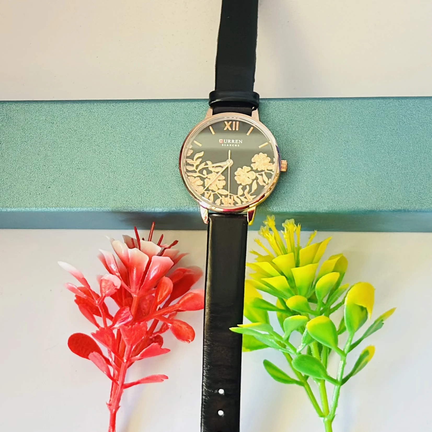 Quartz analog watch for women