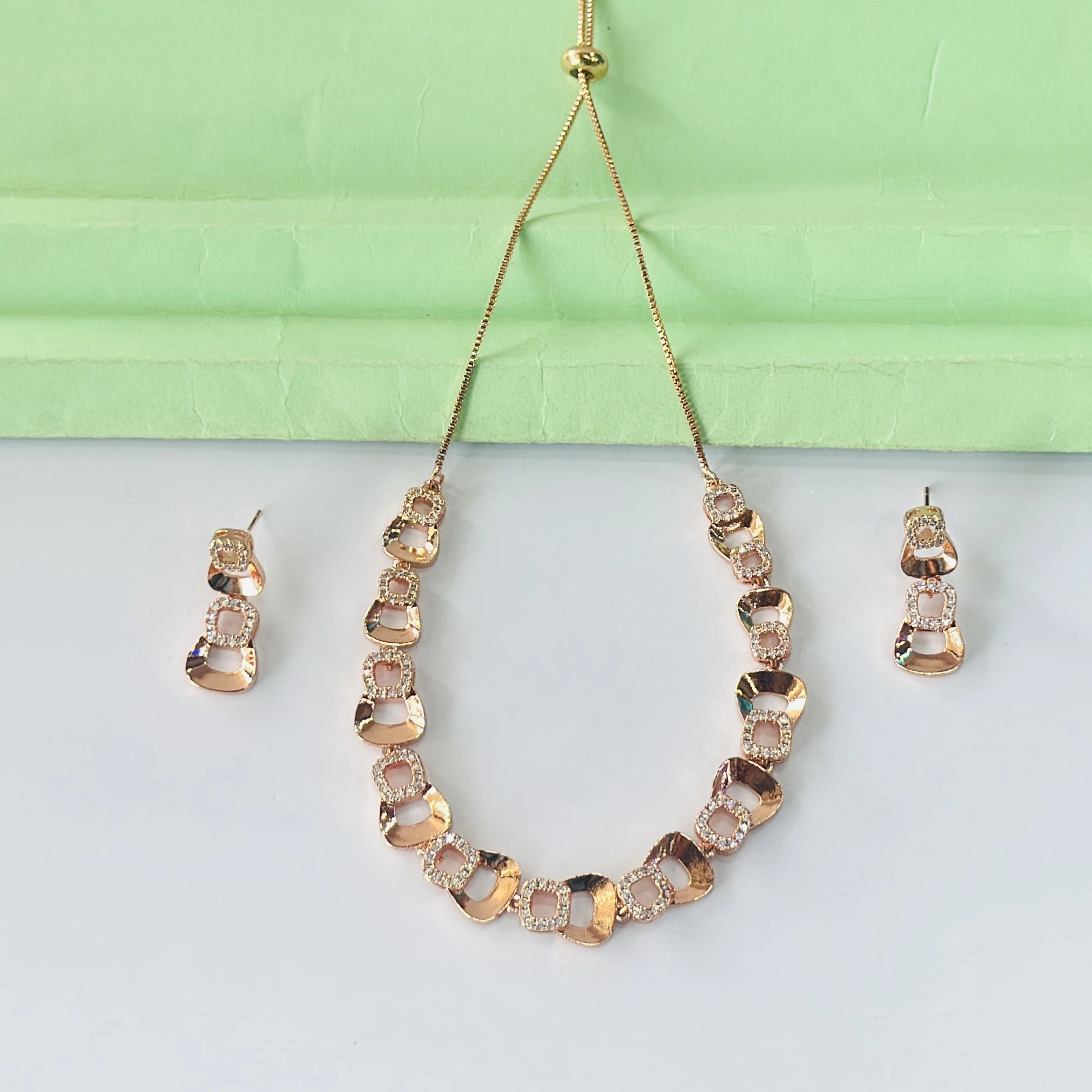 jewellery set consisting of a necklace and a pair of earrings.