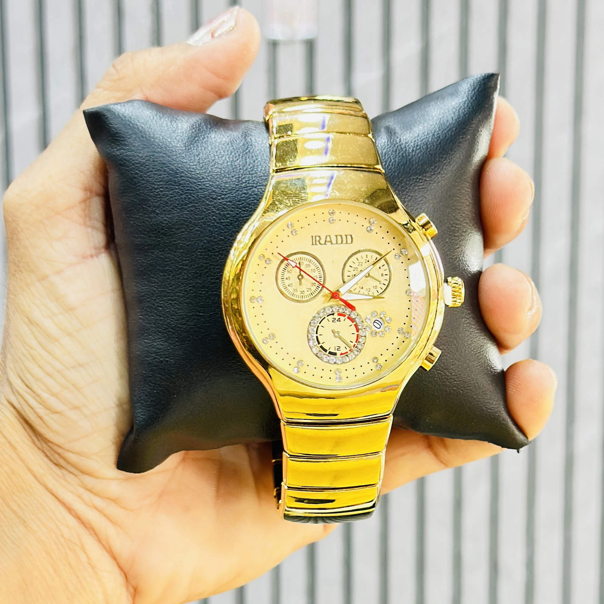 Gold plated quartz analog wristwatch