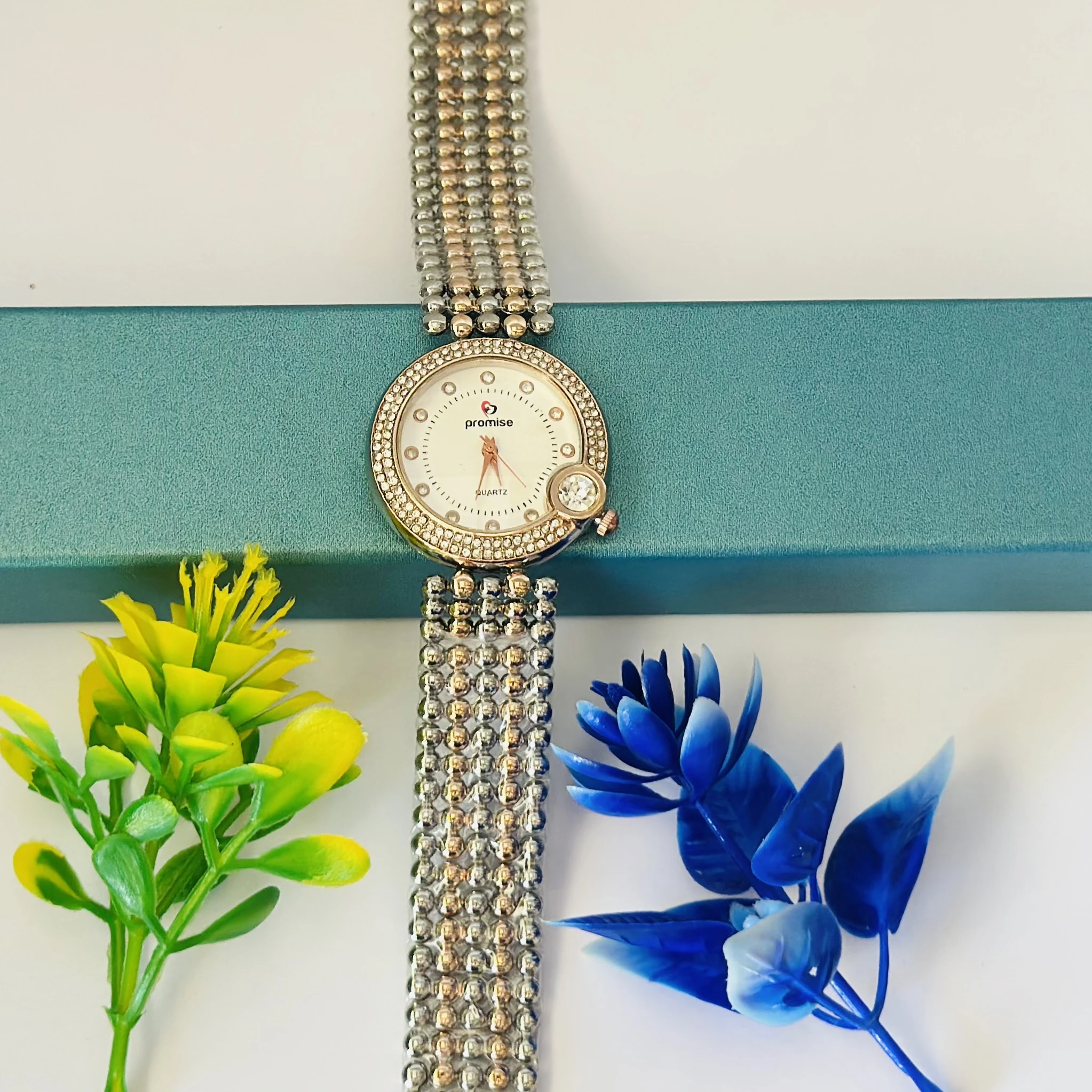 Quartz analog watch for women