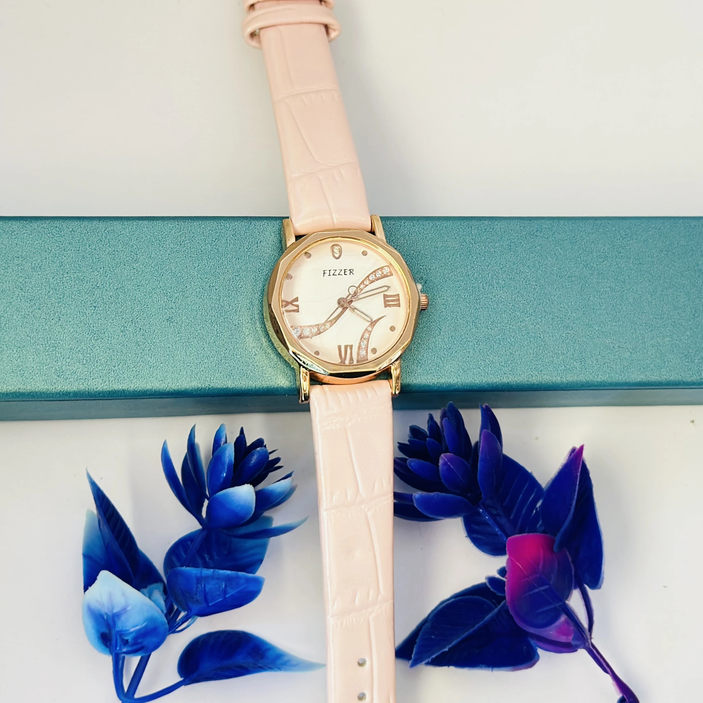 Fizzler women's analog quartz wrist watch