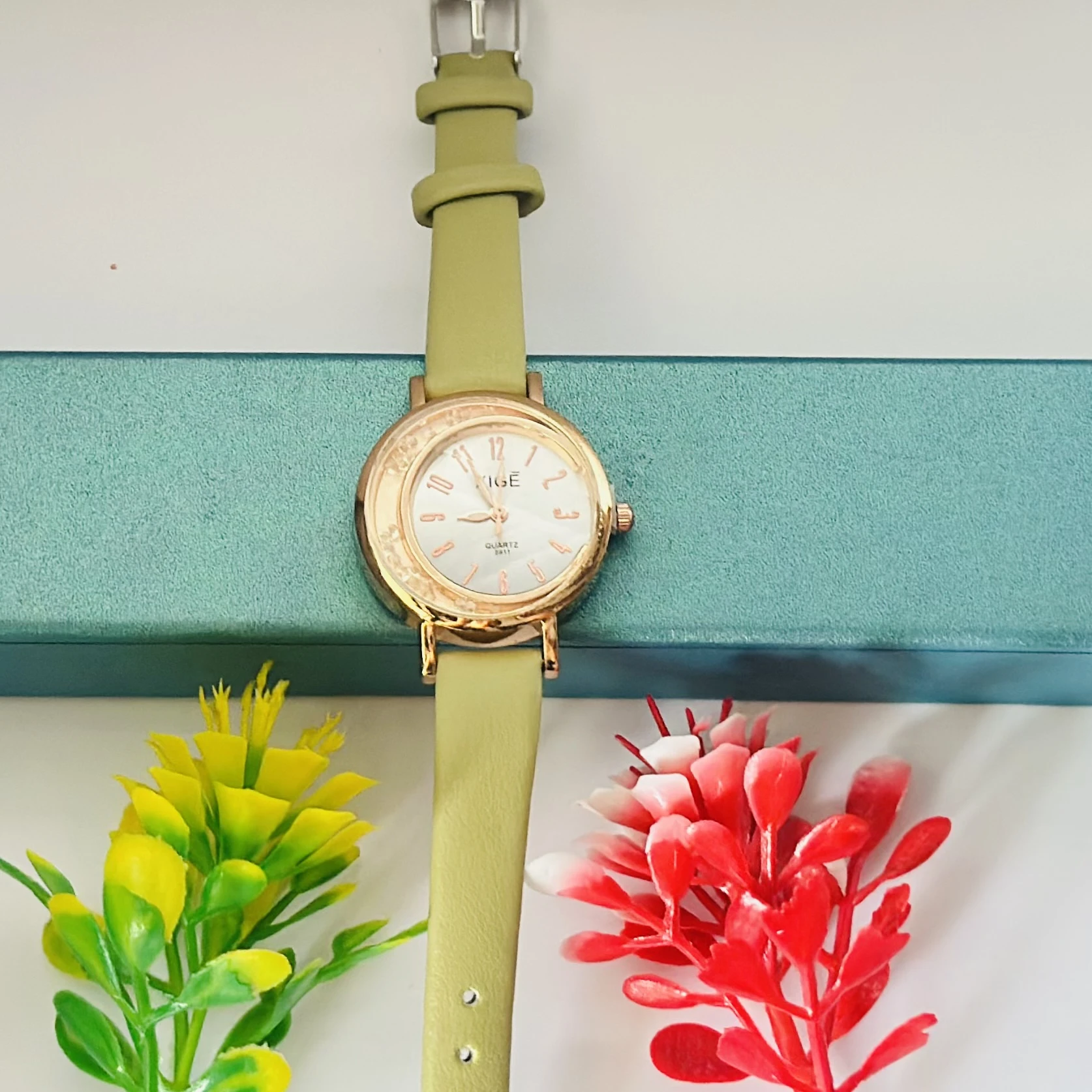 Analog quartz watch for women