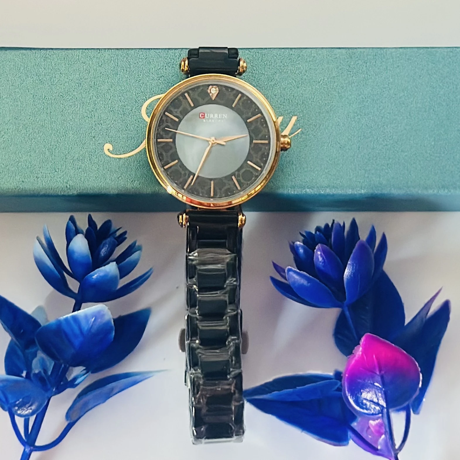 Curren 9072 women's analogue watch