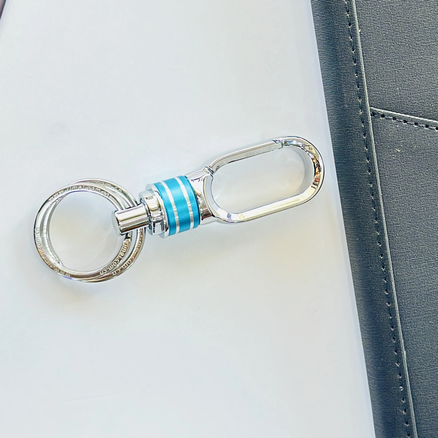 OMUDA stylish hook locking metal carabiner keychain.