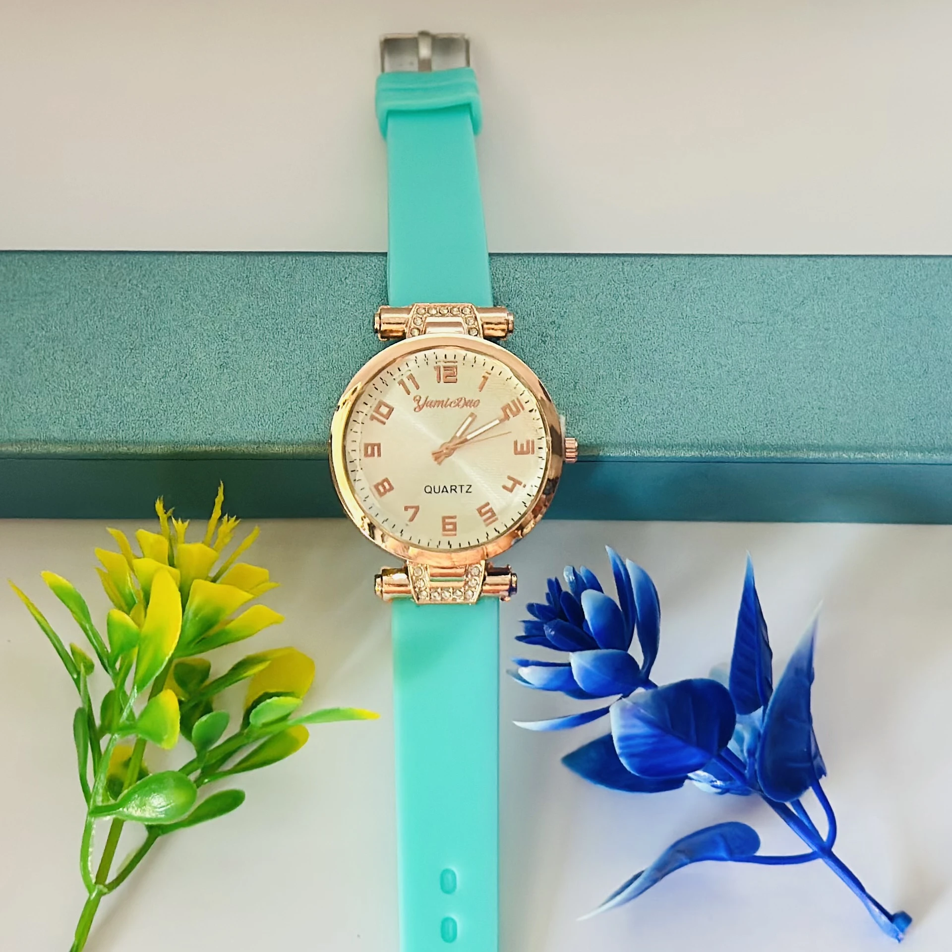 Quartz analog watch for women