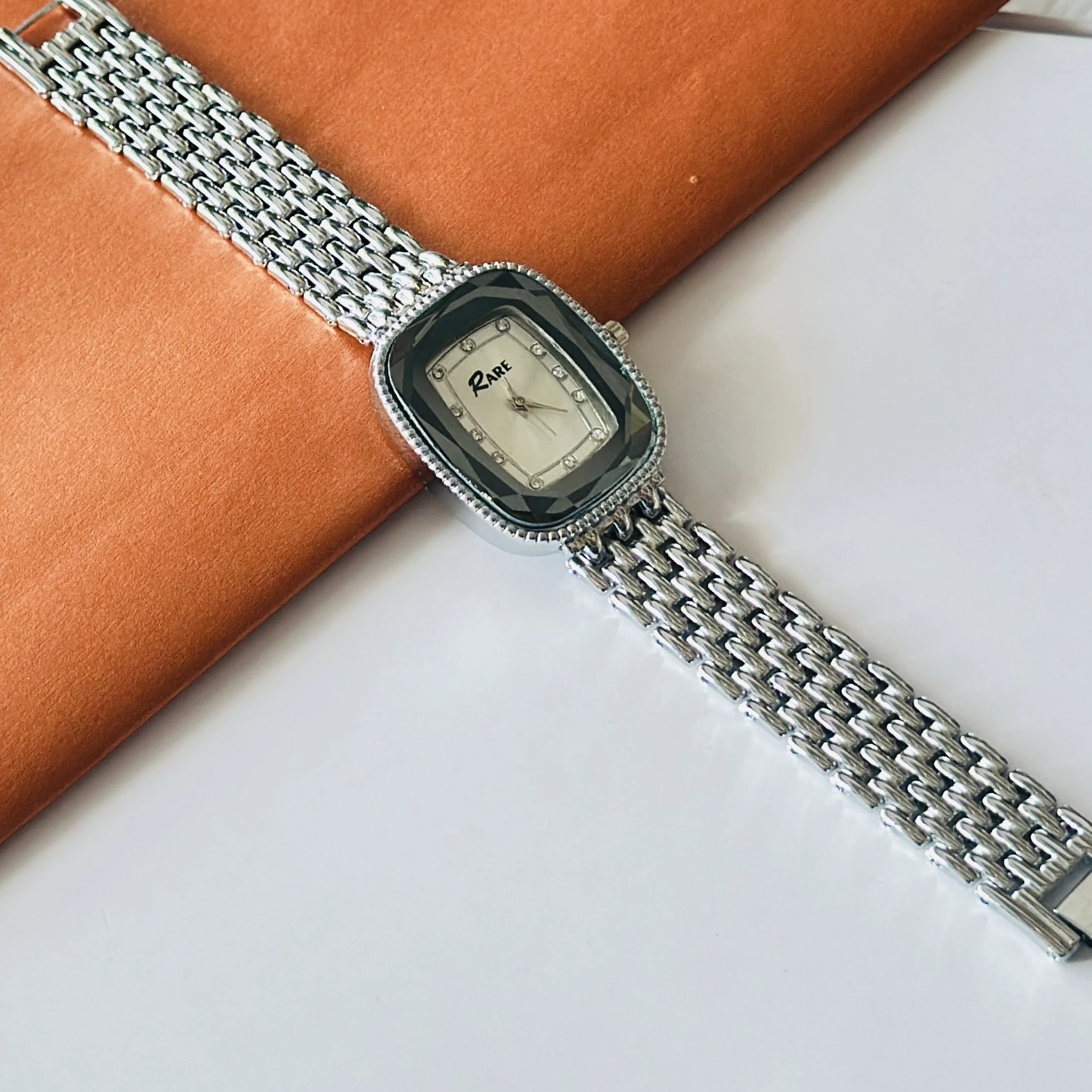 Gedi women's analog wristwatch