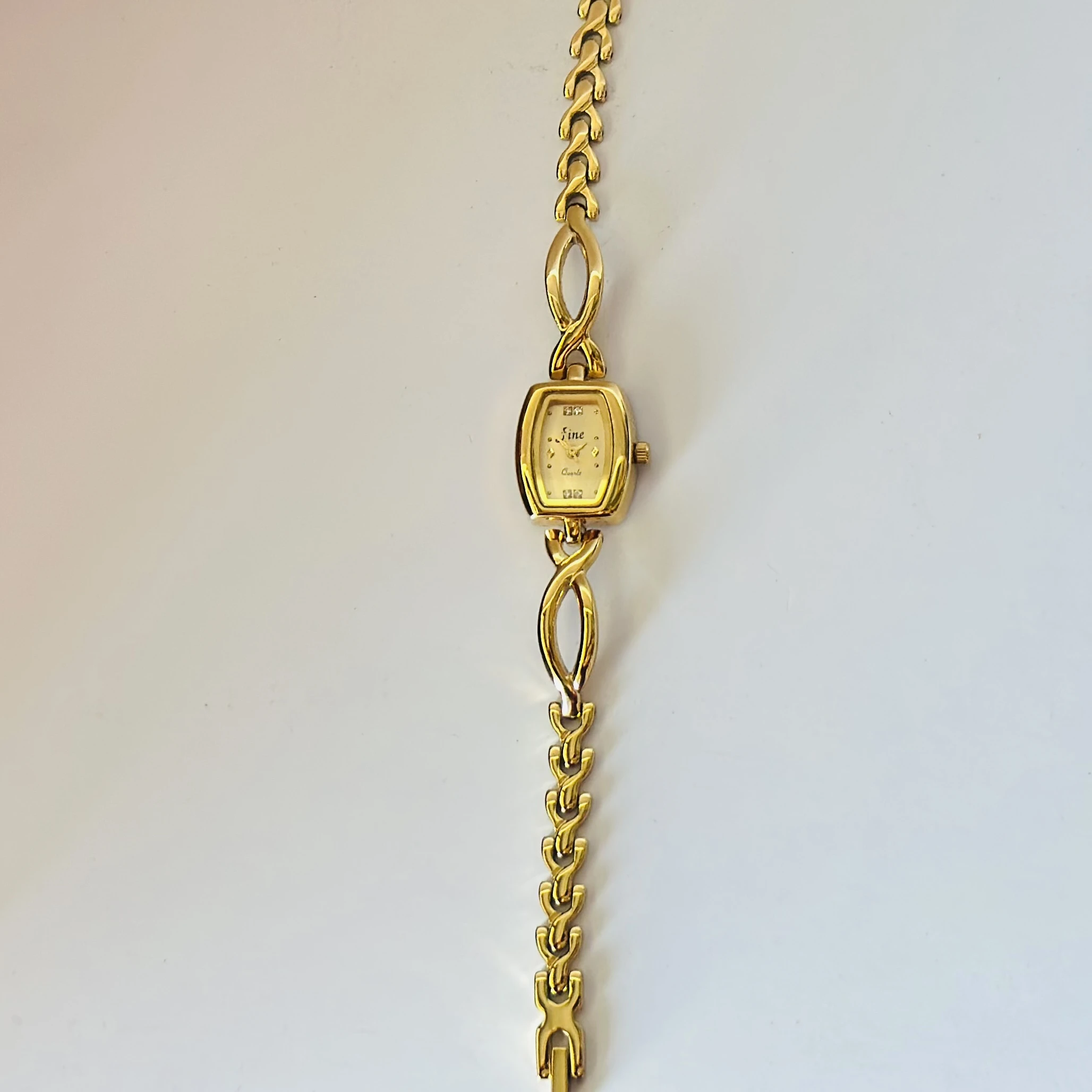 Fashion golden oval dial bracelet quartz wrist watch for women.