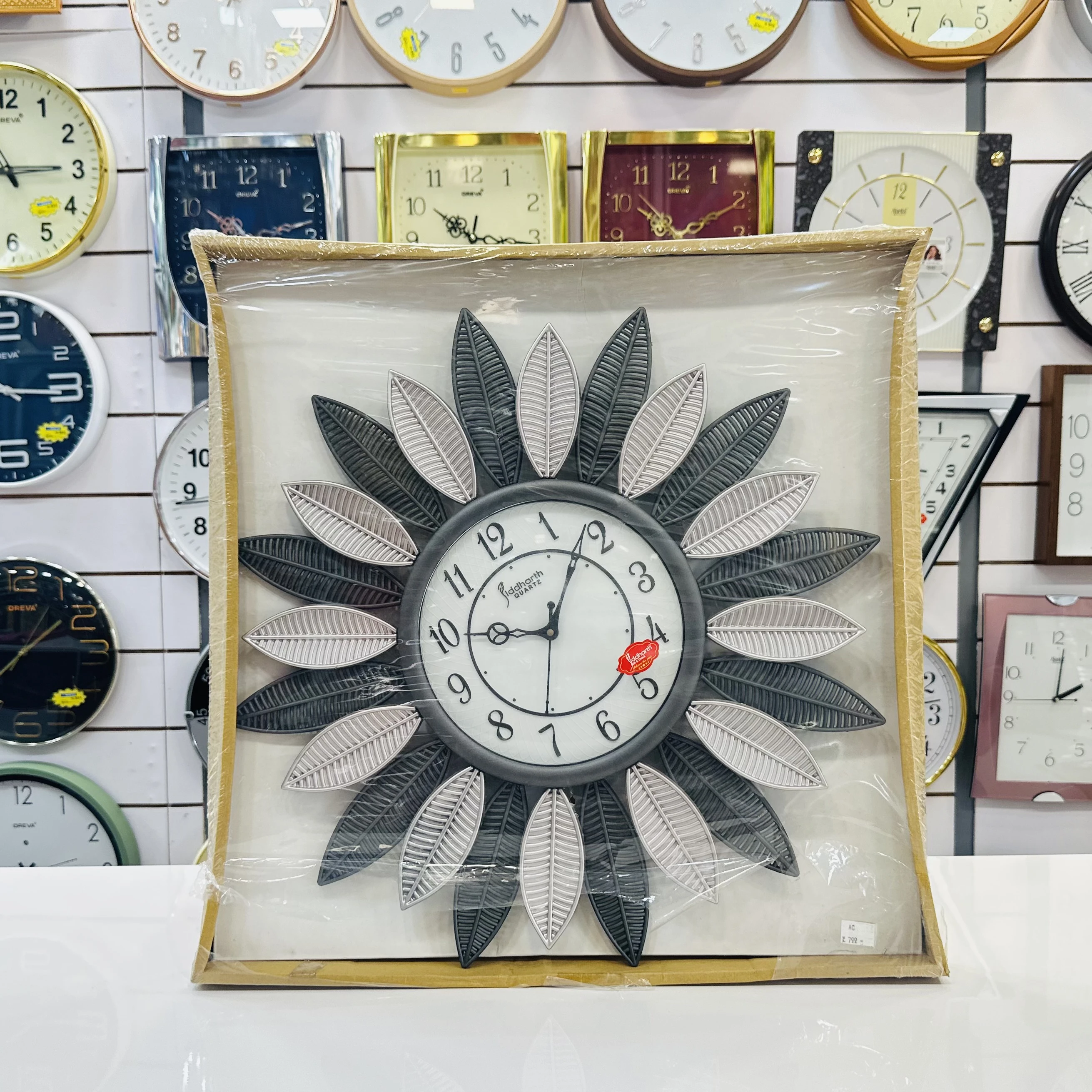 Siddharth Quartz floral acrylic wall clock. (SKU-FYOT3P)