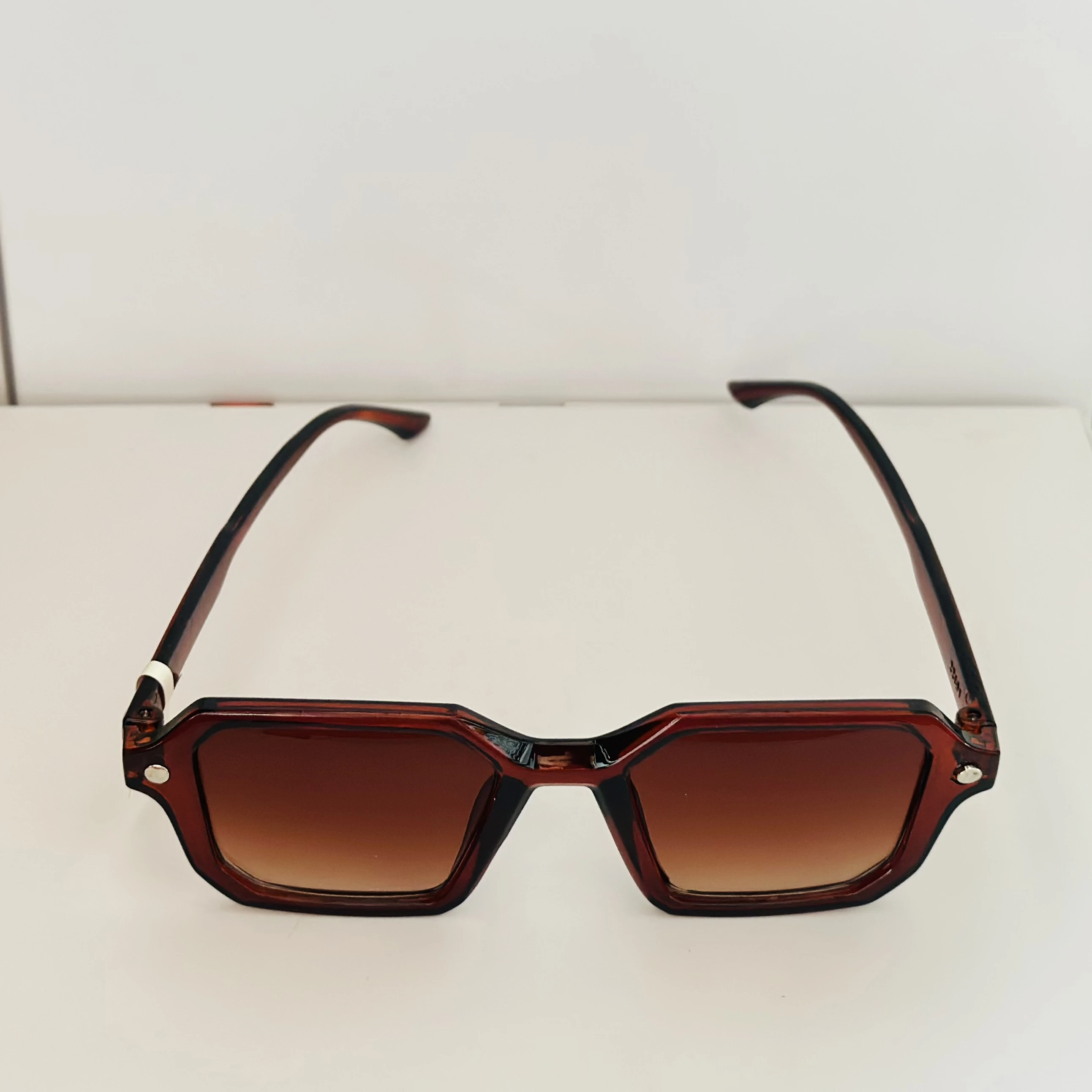 PANTHOS sunglasses with a vintage fashion design.