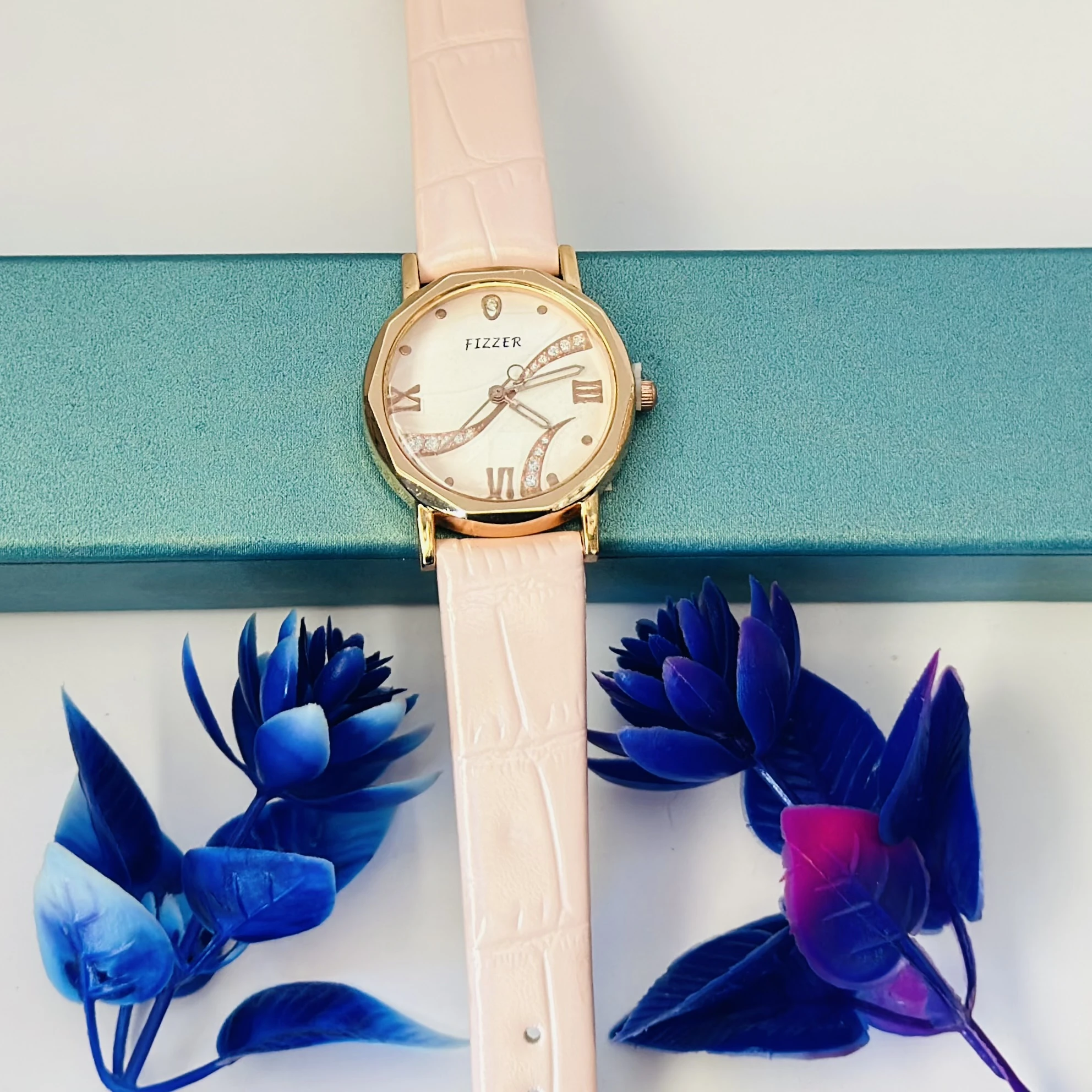Fizzler women's analog quartz wrist watch