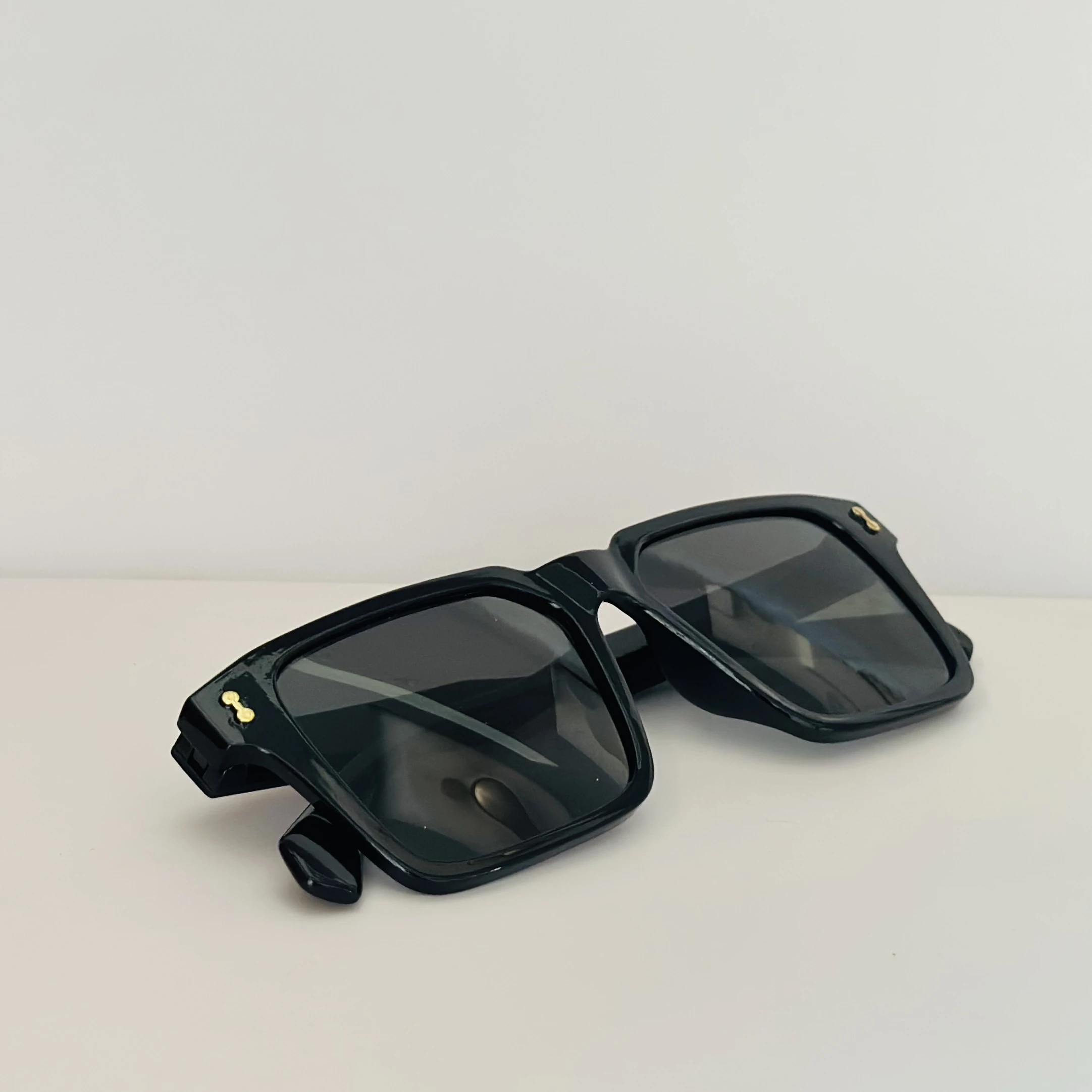 Black square sunglasses