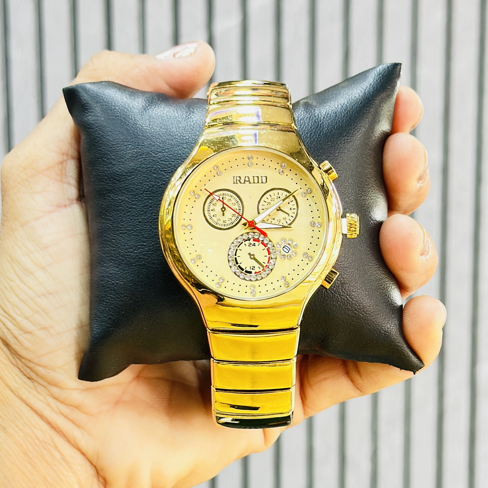 Gold plated quartz analog wristwatch