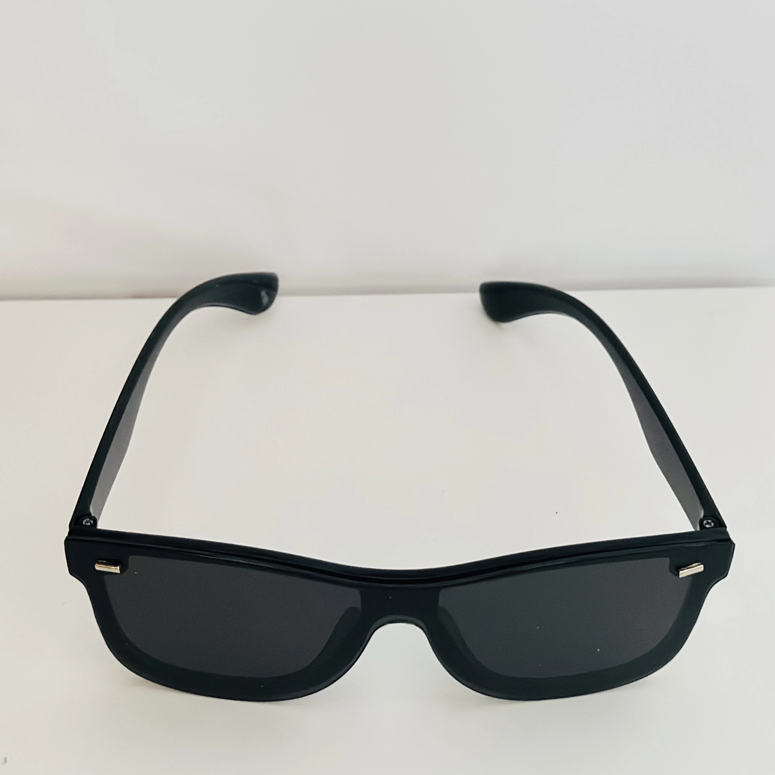 Black Provogue men's solid polarized wayfarer sunglasses.