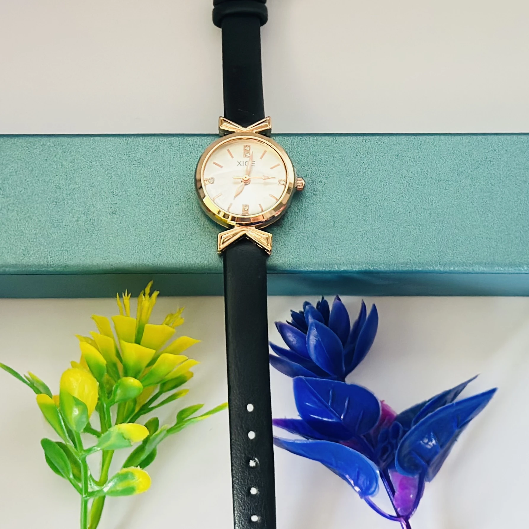 Analog quartz watch for women