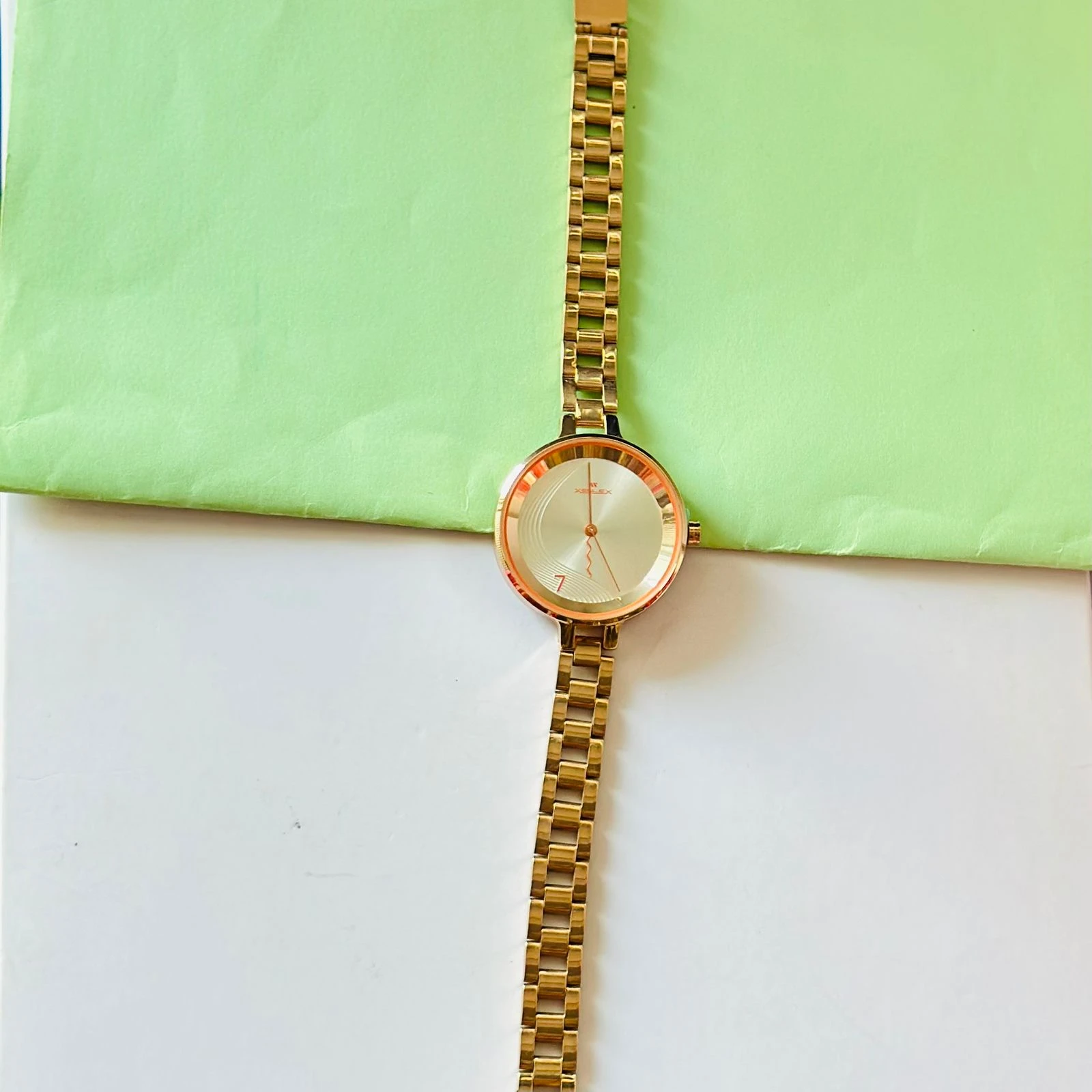 Felix women's analogue watch with a rose gold-toned metal strap
