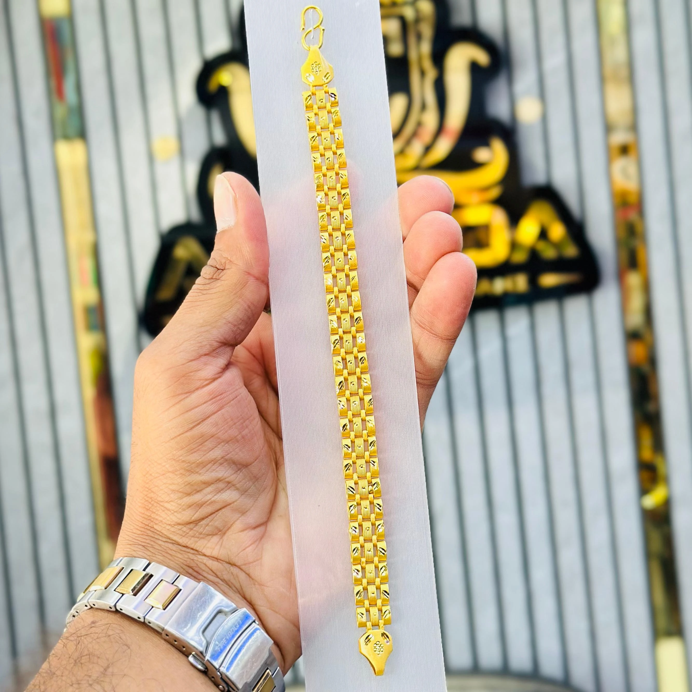 Men’s gold-plated link bracelet.