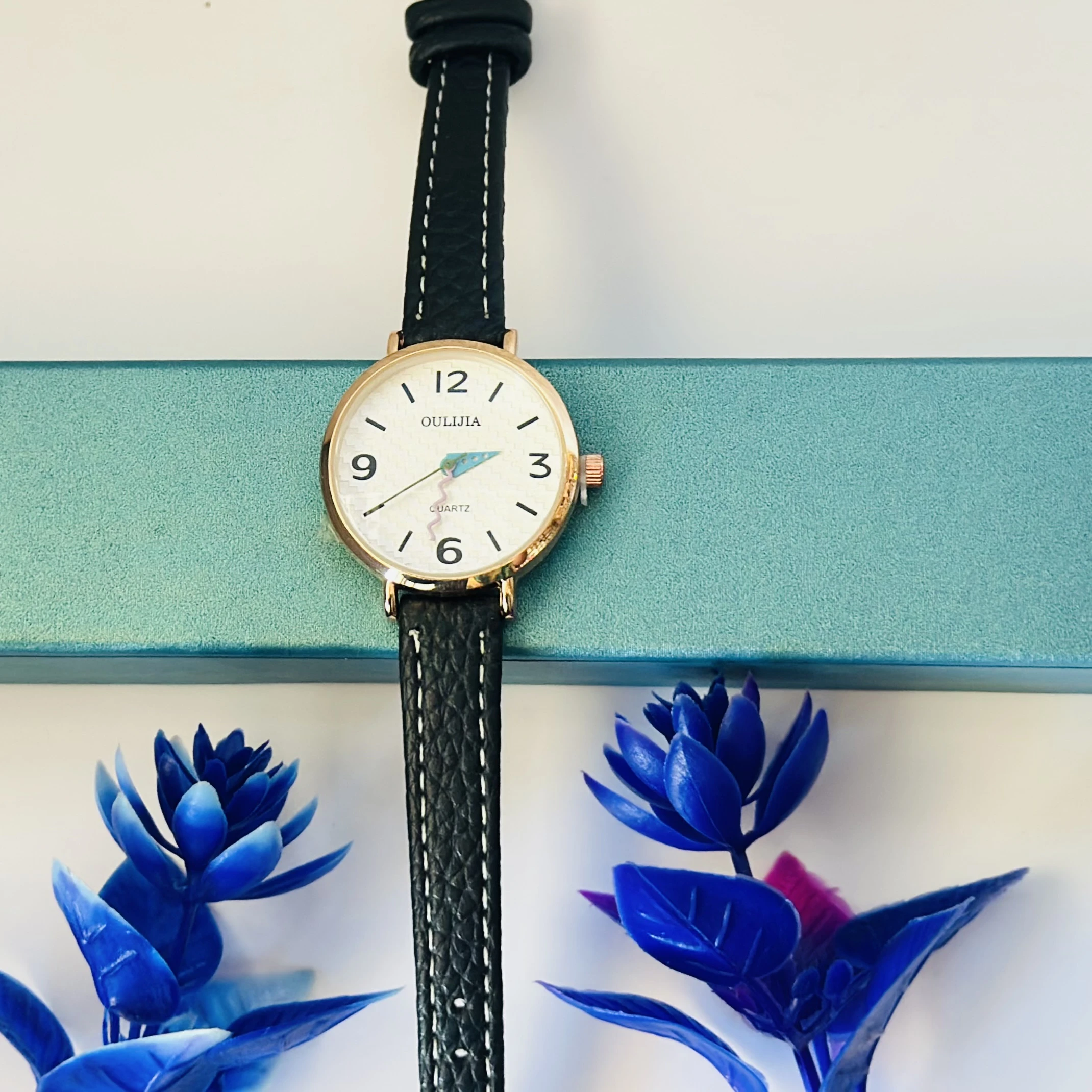 Quartz analog watch For Women