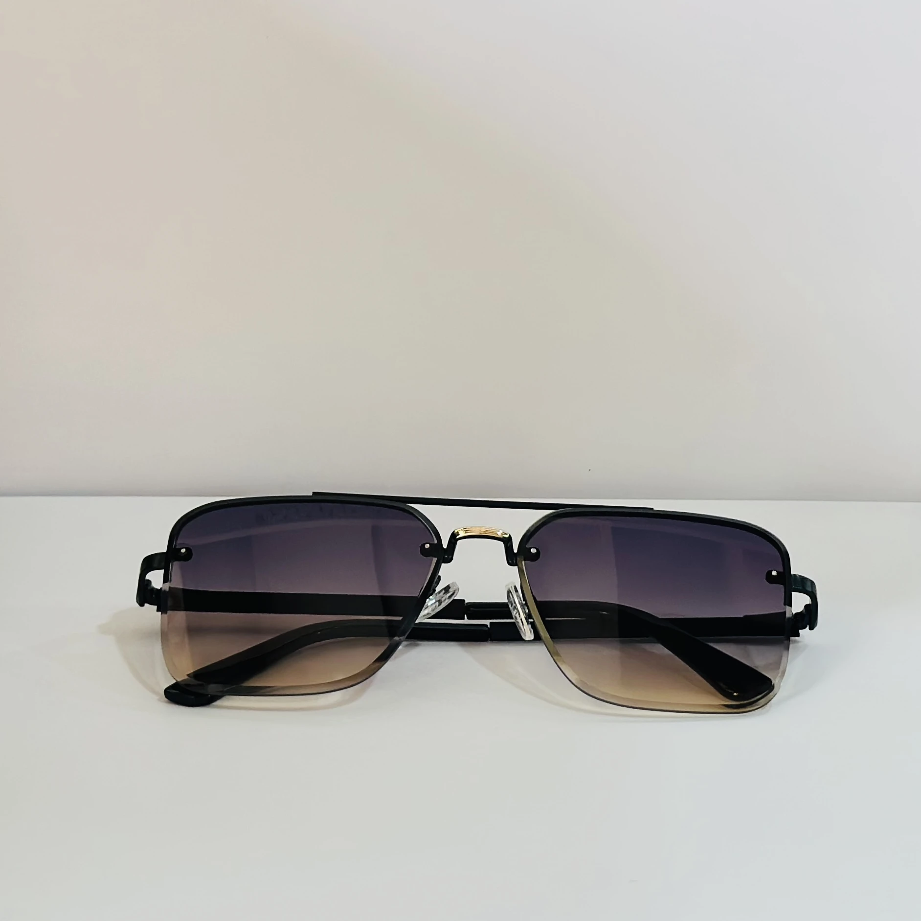 pair of Sam & Marshall Dario sunglasses with black frames and gradient lenses.
