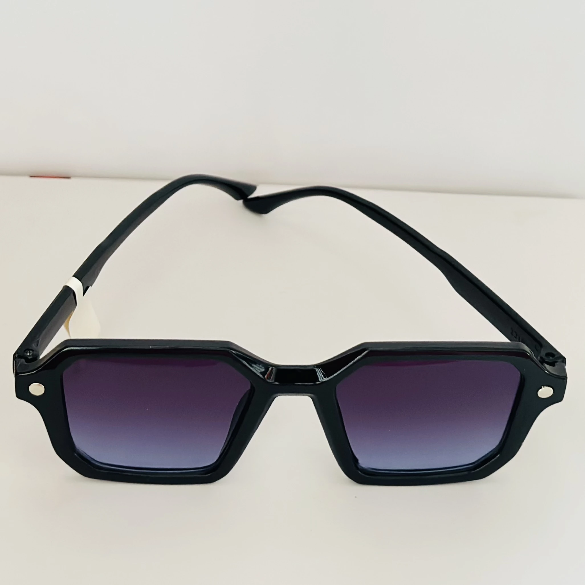 Square shaped, black, unisex sunglasses with UV-protected lenses