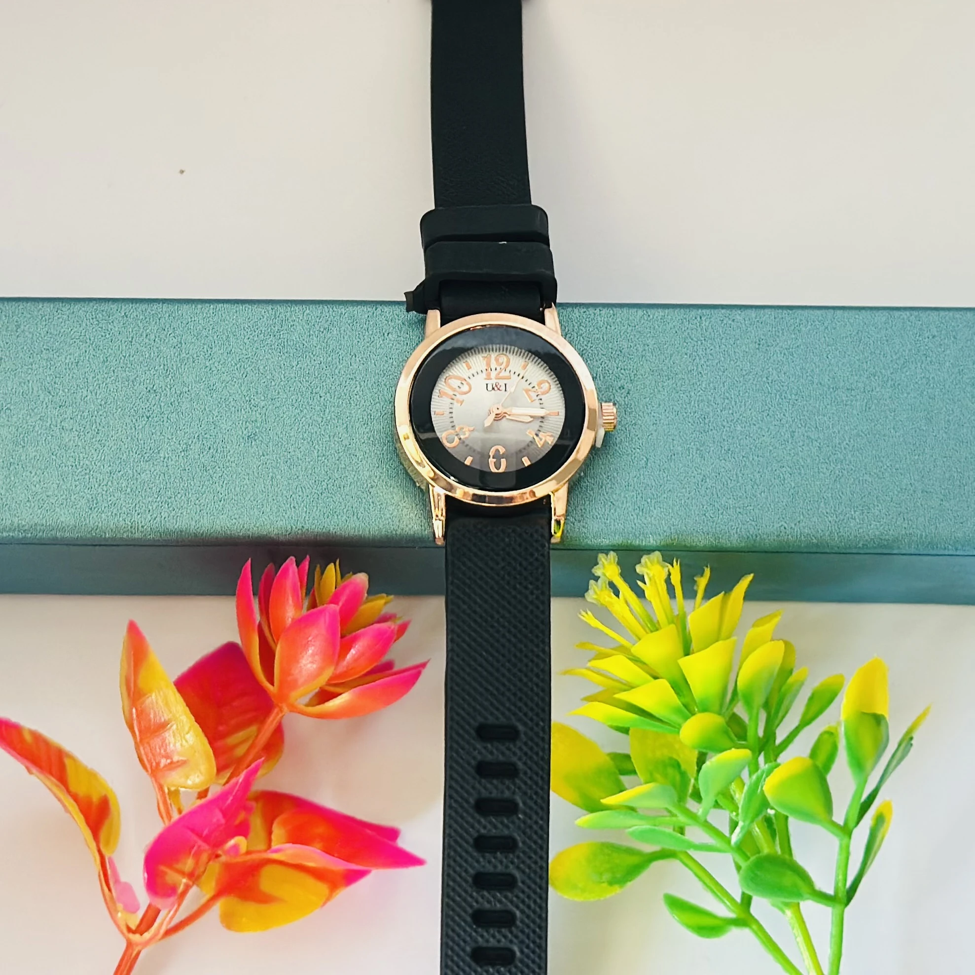 fashionable women's quartz watch