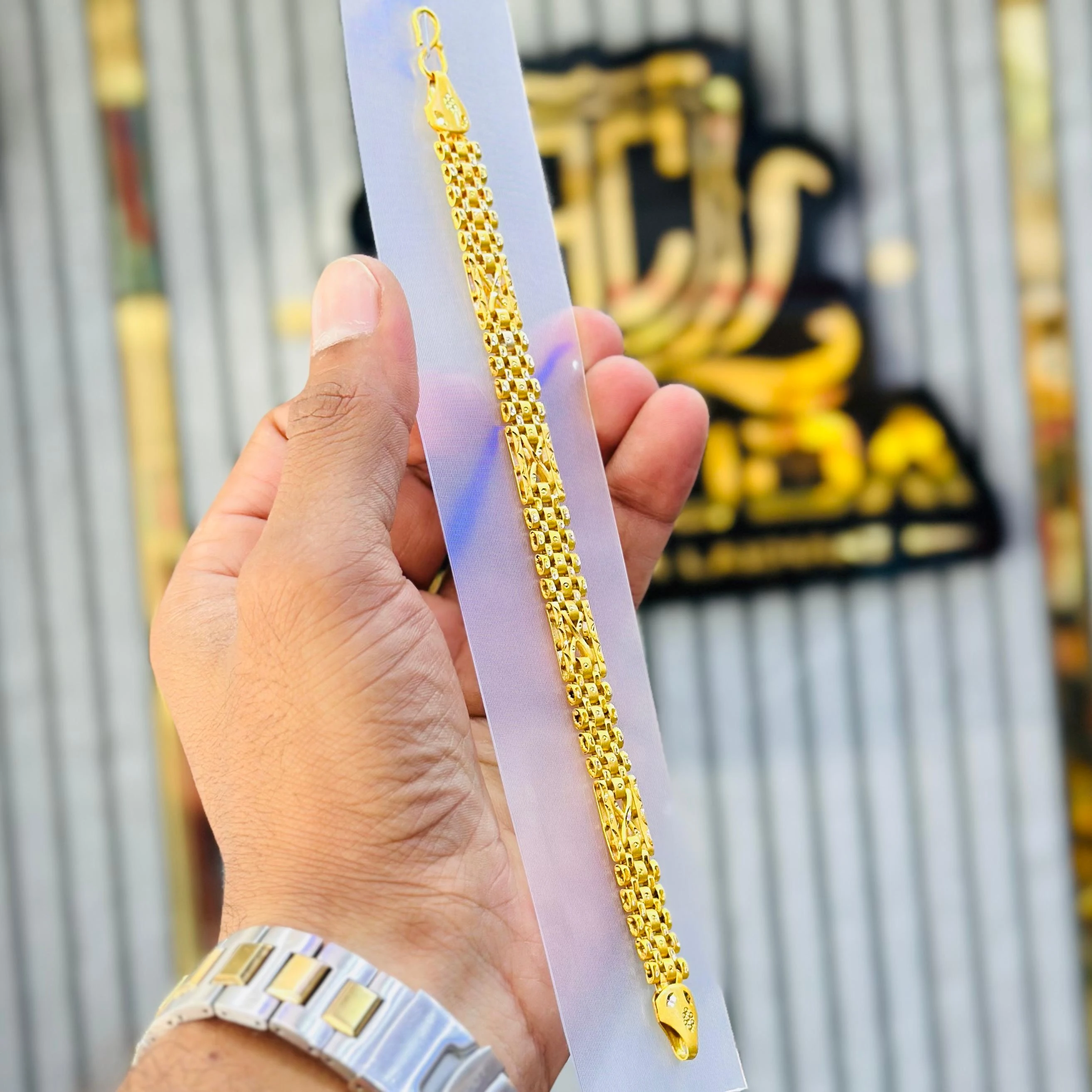 Men’s gold-plated link bracelet.