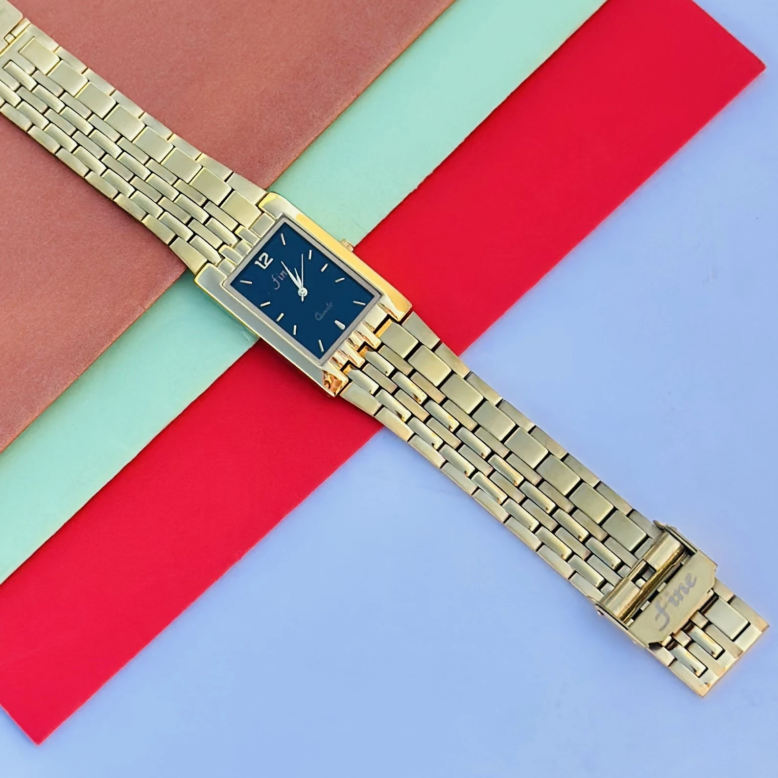 Fine gold-plated analog quartz watch