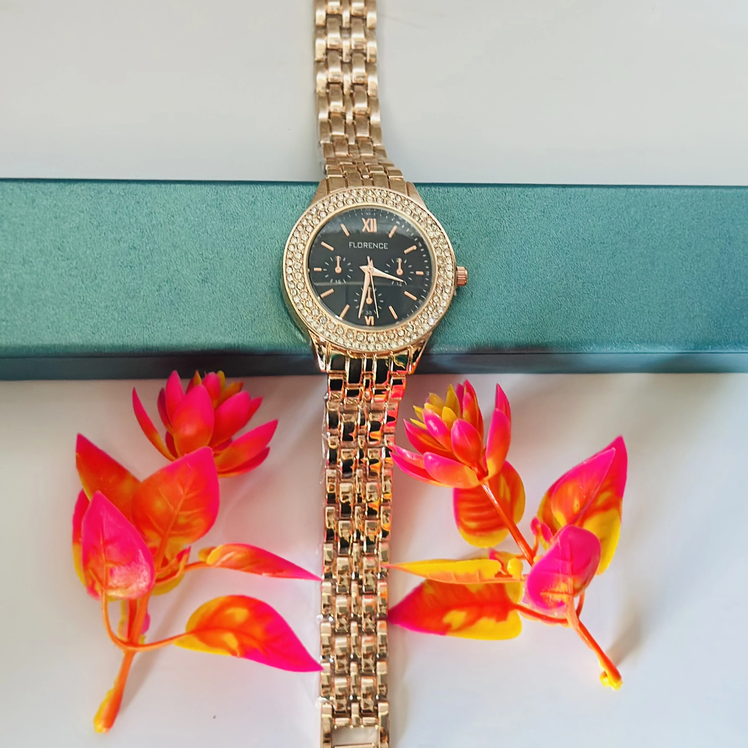 Quartz analog watch for women
