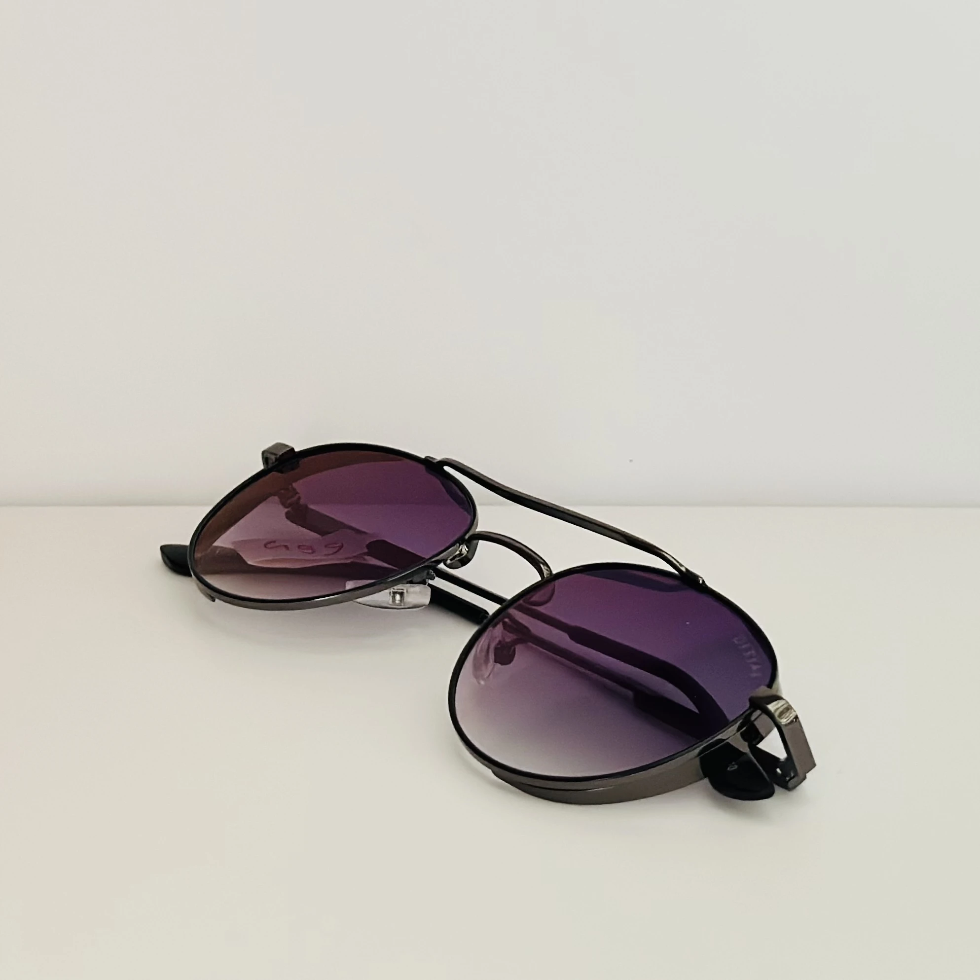 Round gunmetal-toned sunglasses