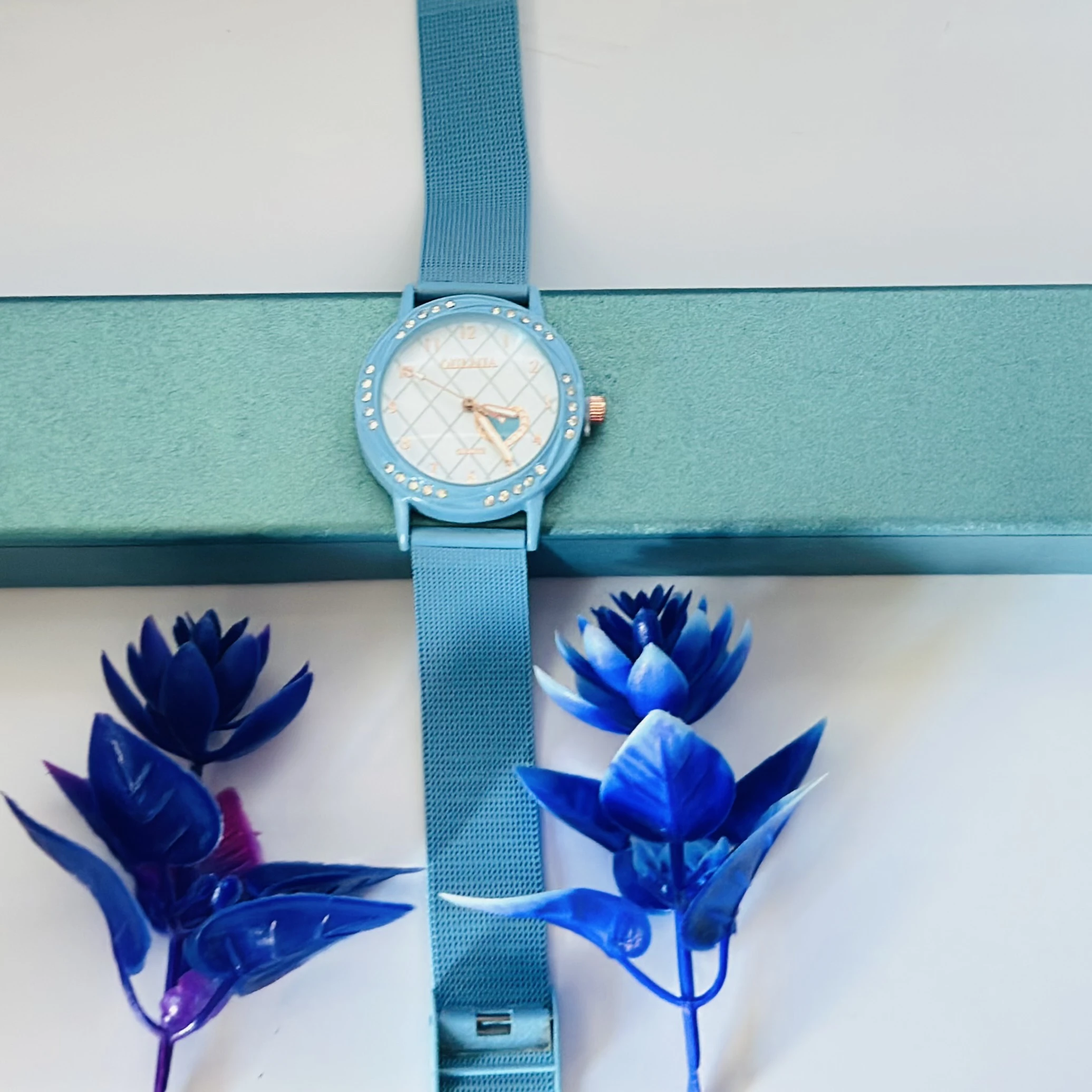 Analog quartz watch for women