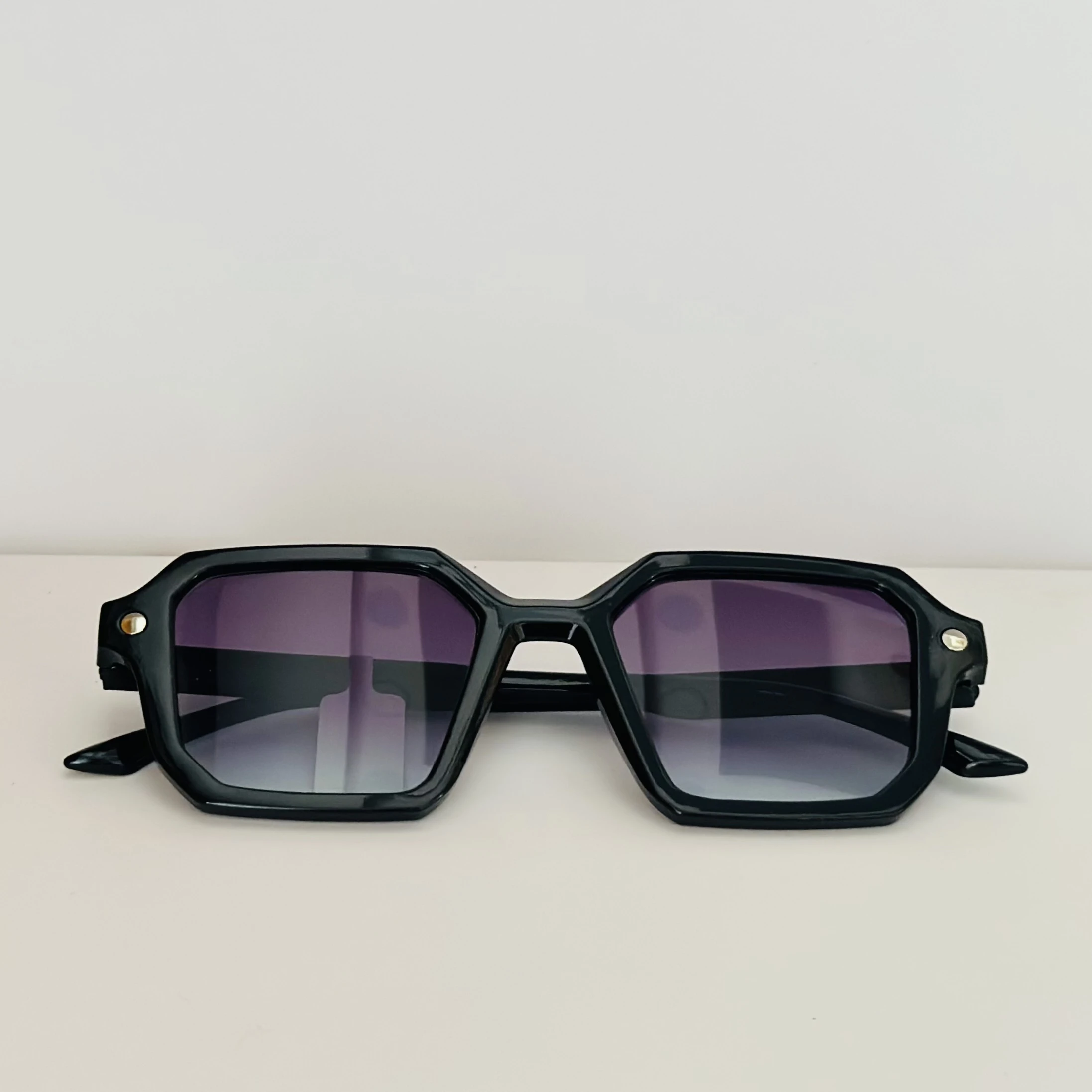Square shaped, black, unisex sunglasses with UV-protected lenses
