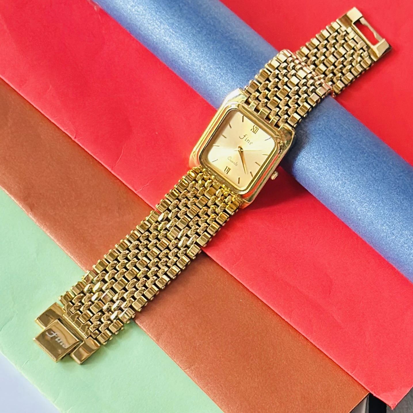Gold -tone analog quartz watch with a metal strap.