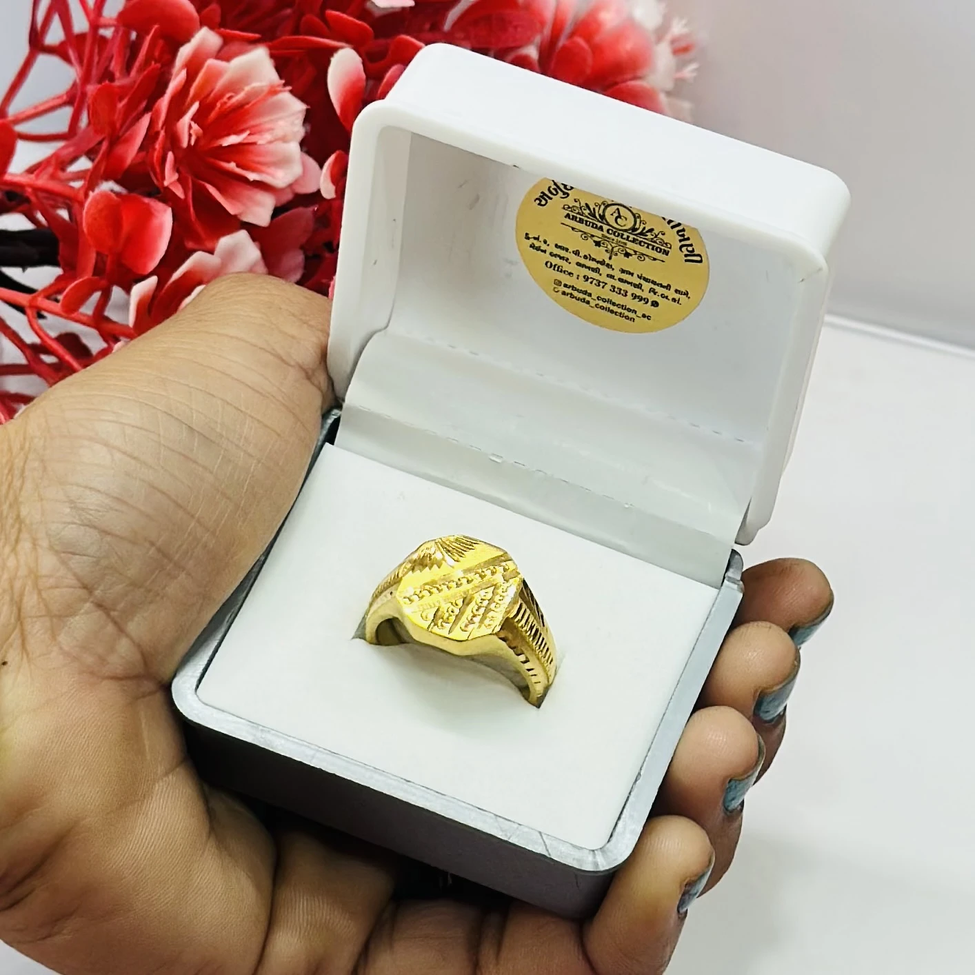 22k yellow gold men's ring with a classic design featuring engraving details.