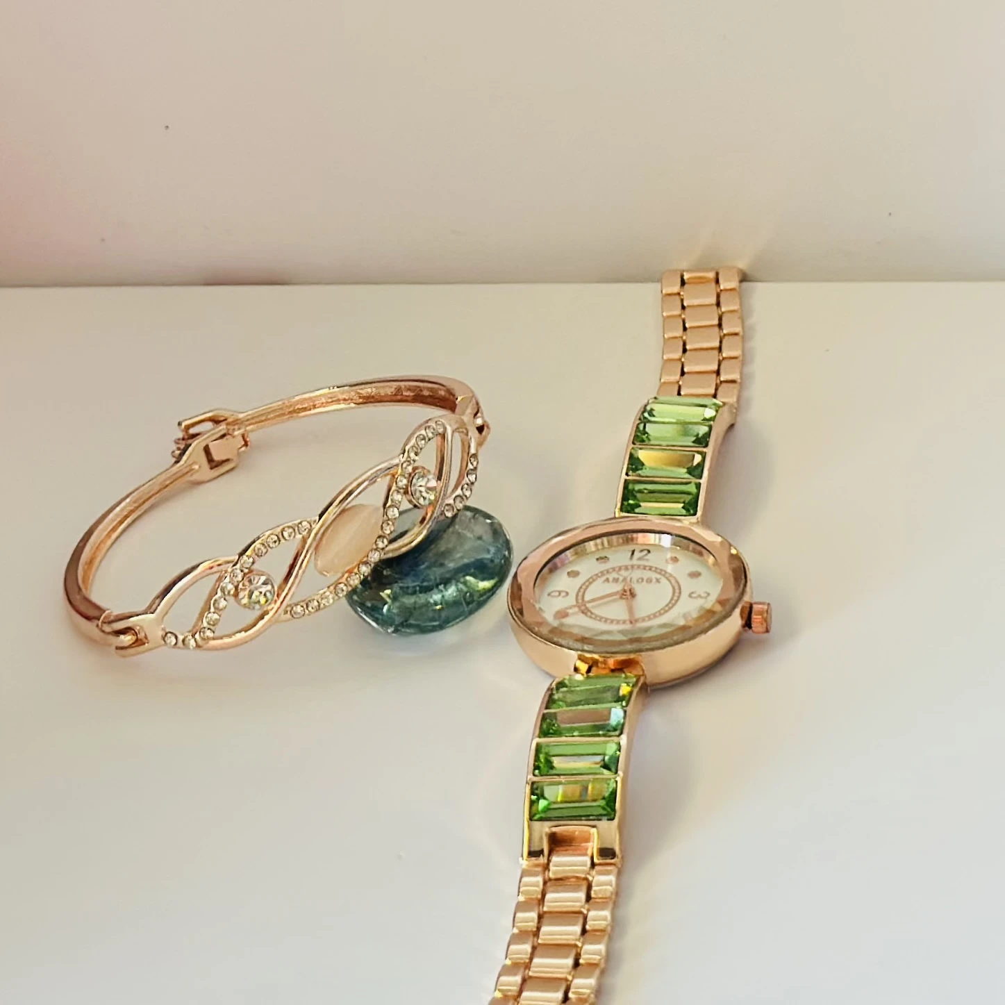 Analog watch with a bracelet set