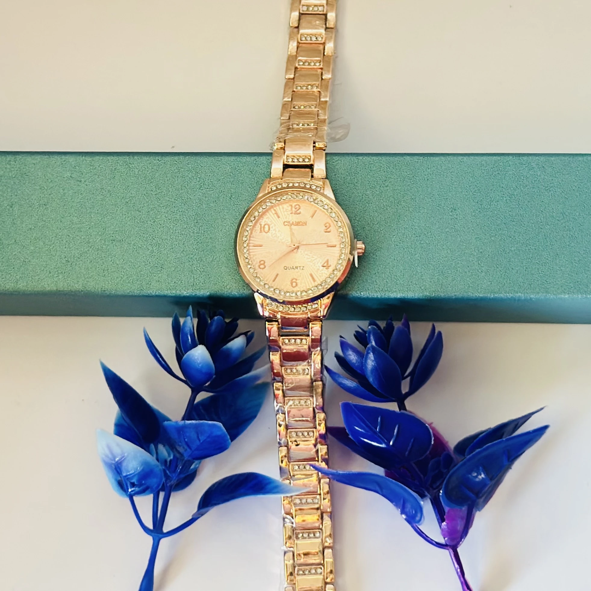 Rose gold women's analog quartz wrist watch