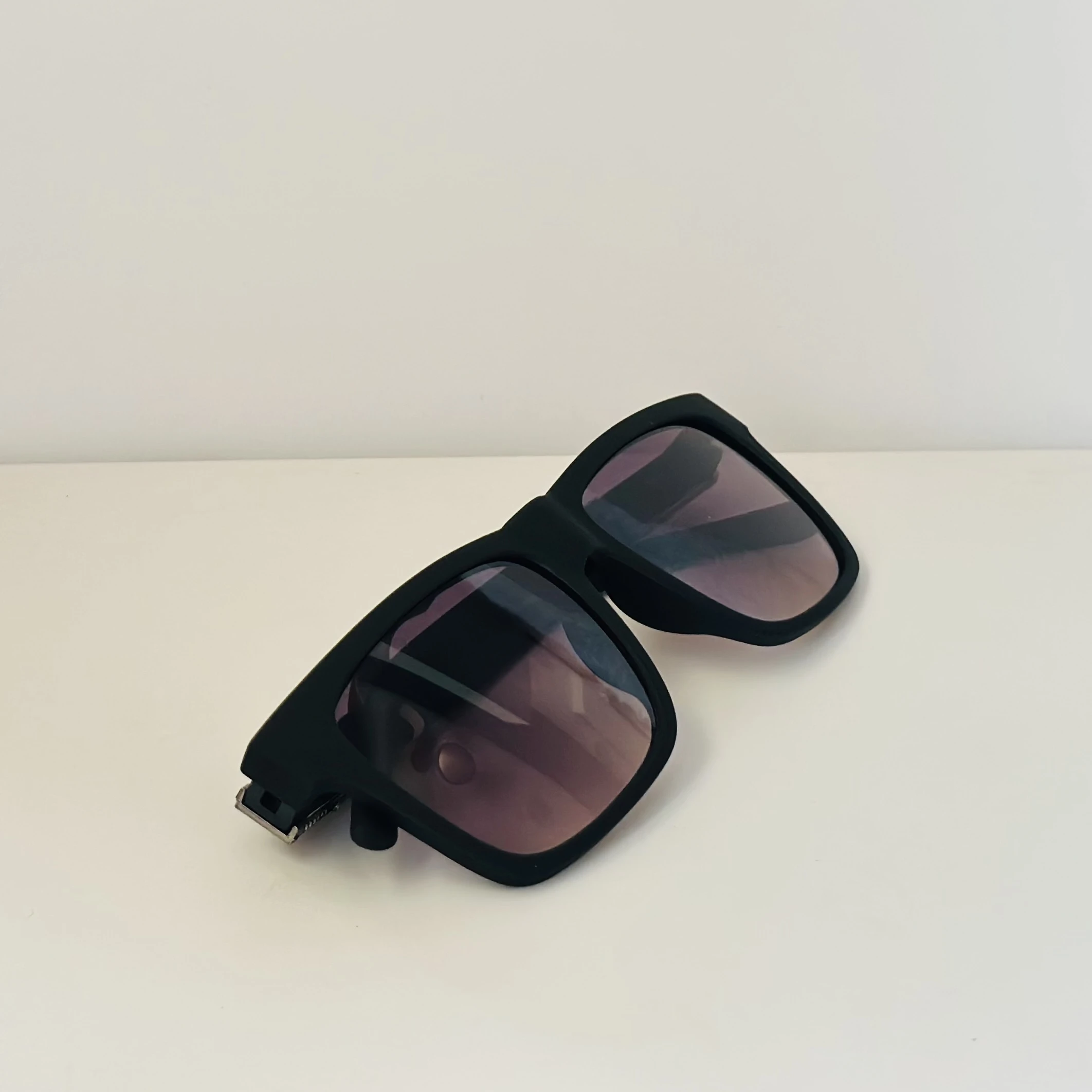 Retro horn-rimmed square sunglasses