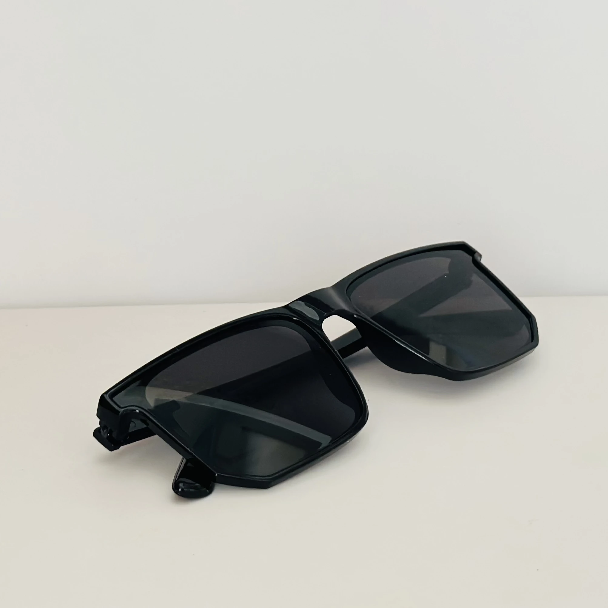 Black IRUS S1220 C1 square sunglasses with gradient lenses.
